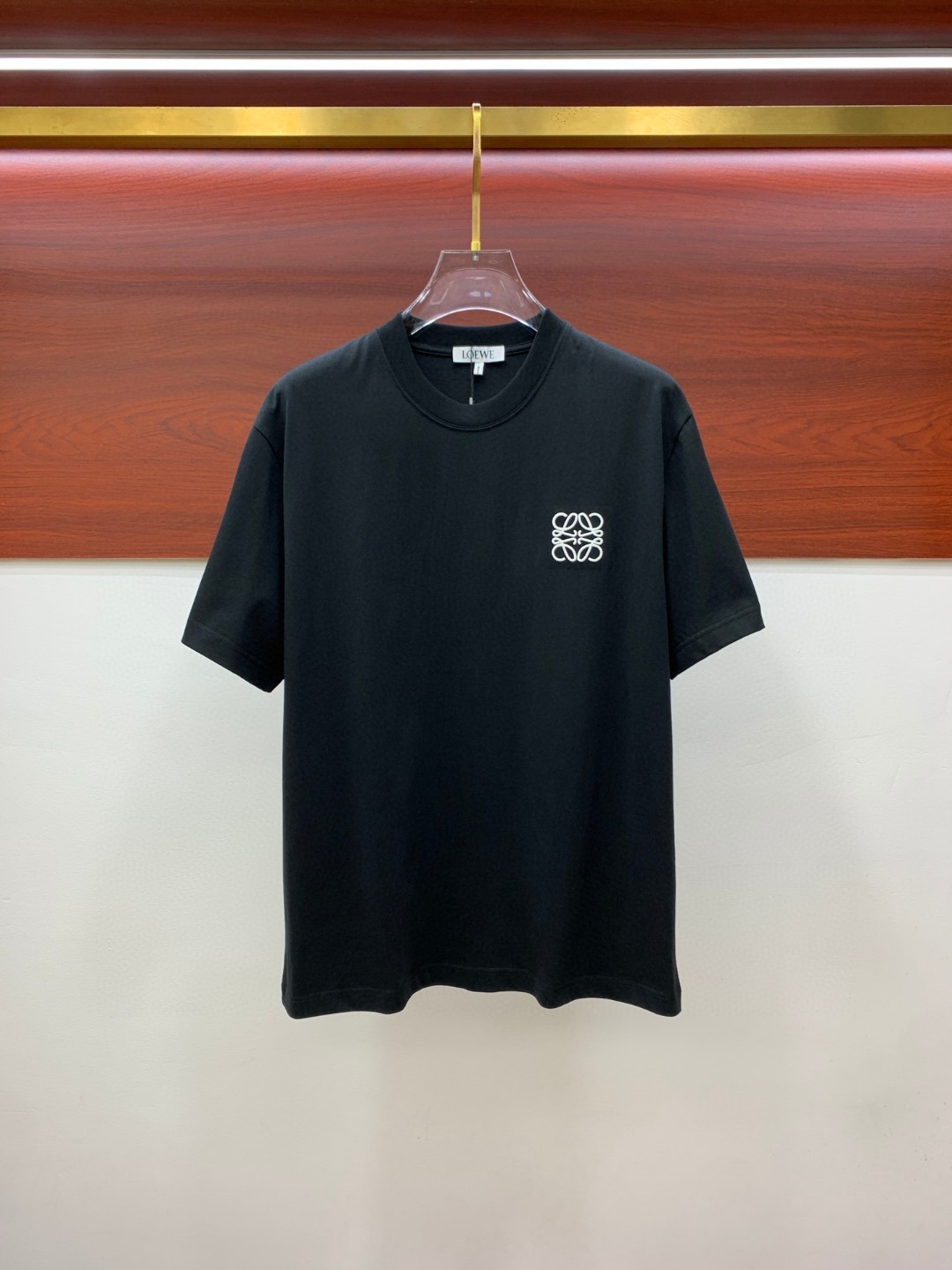 NO:463227,Loewe Loewe Fat Brother Gospel XL wears 200 pounds, top-quality round neck, casual short-sleeved high-end custom versatile style, anyone can easily control it, full-customized fabric craftsmanship, the latest logo design of the luxurious classic brand on the chest, very high-end, those who understand goods must enter!  The style and tailoring are slim styles, which are very exquisite, showing aura and highlighting the exquisiteness of business men. This is the unique feature, the right slim fit, and the upper body effect is very good!  Size XS-XL (counter code is equivalent to M-3XL), loewe,loewe,T-shirt,alexander wang19860909Loewe 罗意威 胖哥福音XL穿200斤 顶级圆领休闲短袖高级定制百搭款式 任何人都可以轻松驾驭 面料全订制工艺 胸前奢华经典品牌最新logo设计,非常显档次懂货的必须入！版型剪裁属于修身款 非常精致,显气场,又会凸显商务男士的精致,这就是独到之处,恰到好处的修身,上身效果非常赞！尺码XS-XL（专柜码等同M-3XL）,,loewe,loewe,T-shirt,alexander wang,Men's clothing