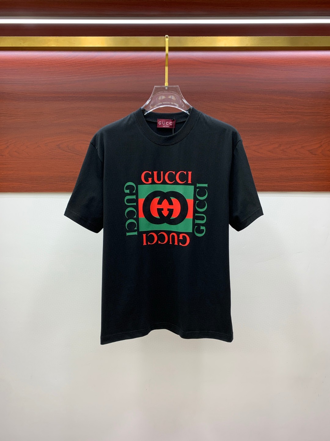 NO:463243,Gucci Fat Brother Gospel XL wears 200 pounds, top-quality round neck, casual short-sleeved high-end custom versatile style, anyone can easily control it, full-customized fabric craftsmanship, the latest logo design of luxury classic brand on the chest, very high-end, those who understand goods must enter!  The style and tailoring are slim styles, which are very exquisite, showing aura and highlighting the exquisiteness of business men. This is the unique feature, the right slim fit, and the upper body effect is very good!  Size XS-XL (counter code is equivalent to M-3XL), gucci, T-shirt, alexander wang19860909Gucci 古奇 胖哥福音XL穿200斤 顶级圆领休闲短袖高级定制百搭款式 任何人都可以轻松驾驭 面料全订制工艺 胸前奢华经典品牌最新logo设计,非常显档次懂货的必须入！版型剪裁属于修身款 非常精致,显气场,又会凸显商务男士的精致,这就是独到之处,恰到好处的修身,上身效果非常赞！尺码XS-XL（专柜码等同M-3XL）,,gucci,T-shirt,alexander wang,Men's clothing