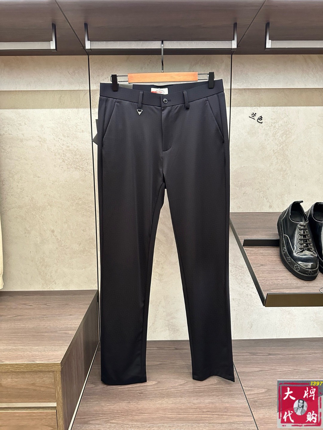 NO:469967,Prada Prada Spring and Summer Asian Counter Series Latest Model!  High-end ruthless goods, high-end customized slim-fit business Tiansi cotton and linen casual pants, original hardware, a style that is fully suitable for daily business and casual, with super positive upper body effect, three-dimensional slim-fit buttocks lifted, and the leg lines are fully demonstrated, including Tiansi cotton and linen fabric!  It belongs to the type of woven cotton!  The texture is firm and delicate, the upper body is very comfortable and stylish, and it is extremely practical and versatile, which is very worth buying!  Requested recommendations from old customers!  !  Size 29-38, prada, prada, alexander wang19860909Prada 普拉达 春夏亚洲专柜系列最新款！高端狠货 高端订制修身商务天丝棉麻休闲裤西裤 原版五金 日常商务休闲都完全适用的款,上身效果超正,立体修身提臀,腿部线条完全得到彰显,含天丝棉麻面料！属于色织棉的类型！纹理紧致细腻,上身非常舒适有型,而且极为实穿百搭,非常值得入手！老客户必收推荐！！尺码29-38,,prada,prada,alexander wang,Men's clothing