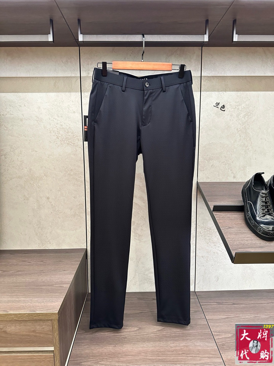 NO:469976,Zegna Spring and Summer Asian Counter Series Latest Models!  High-end ruthless goods, high-end customized slim-fit business Tiansi cotton and linen casual pants, original hardware, a style that is fully suitable for daily business and casual, with super positive upper body effect, three-dimensional slim-fit buttocks lifted, and the leg lines are fully demonstrated, including Tiansi cotton and linen fabric!  It belongs to the type of woven cotton!  The texture is firm and delicate, the upper body is very comfortable and stylish, and it is extremely practical and versatile, which is very worth buying!  Requested recommendations from old customers!  !  Size 29-38, zegna,alexander wang19860909Zegna 杰尼亚 春夏亚洲专柜系列最新款！高端狠货 高端订制修身商务天丝棉麻休闲裤西裤 原版五金 日常商务休闲都完全适用的款,上身效果超正,立体修身提臀,腿部线条完全得到彰显,含天丝棉麻面料！属于色织棉的类型！纹理紧致细腻,上身非常舒适有型,而且极为实穿百搭,非常值得入手！老客户必收推荐！！尺码29-38,,zegna,alexander wang,Men's clothing