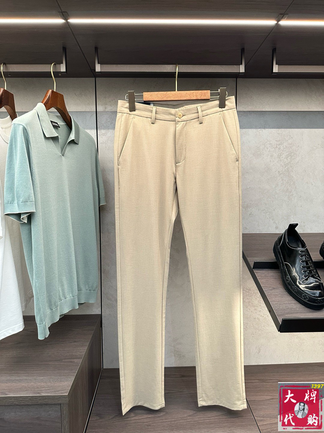 NO:469981,Prada Prada Spring and Summer Asian Counter Series Latest Model!  High-end ruthless goods, high-end customized slim-fit business Tiansi cotton and linen casual pants, original hardware, a style that is fully suitable for daily business and casual, with super positive upper body effect, three-dimensional slim-fit buttocks lifted, and the leg lines are fully demonstrated, including Tiansi cotton and linen fabric!  It belongs to the type of woven cotton!  The texture is firm and delicate, the upper body is very comfortable and stylish, and it is extremely practical and versatile, which is very worth buying!  Requested recommendations from old customers!  !  Size 29-38, prada, prada, alexander wang19860909Prada 普拉达 春夏亚洲专柜系列最新款！高端狠货 高端订制修身商务天丝棉麻休闲裤西裤 原版五金 日常商务休闲都完全适用的款,上身效果超正,立体修身提臀,腿部线条完全得到彰显,含天丝棉麻面料！属于色织棉的类型！纹理紧致细腻,上身非常舒适有型,而且极为实穿百搭,非常值得入手！老客户必收推荐！！尺码29-38,,prada,prada,alexander wang,Men's clothing