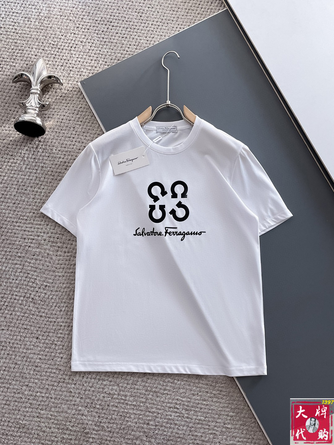 NO:469997,Ferragamo's top products, the new spring and summer new first-time counter, the latest short-sleeved round-neck T-shirt, high-end customization, avant-garde and fashionable design!  Brand logo heavy craftsmanship design, high-end customized pure cotton fabric, soft feel, comfortable to wear, exquisite counter-level car line, fine workmanship, invincible and handsome upper body effect!  A must-have item for handsome men!  Code number M-3XL, ferragamo, T-shirt,tees, t-shirt,alexander wang19860909菲拉格慕顶级货品 春夏新款首发专柜最新款短袖圆领T恤 高端订制 设计前卫时尚！品牌logo重工艺设计 高端定制纯棉面料.手感柔软.穿着舒适.专柜级别精致车线.做工精细.上身效果无敌帅气！型男必备单品！码数M-3XL,,ferragamo,T-shirt,tees，t-shirt,alexander wang,Men's clothing