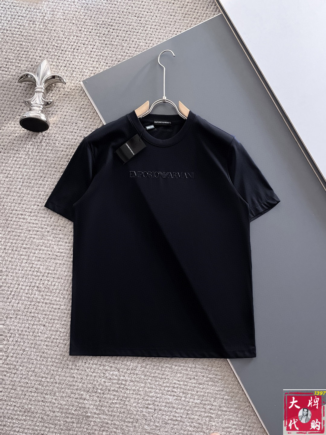 NO:470005,Armani top-notch products, new spring and summer first-time counter latest short-sleeved round-neck T-shirt, high-end customization, avant-garde and fashionable design!  Brand logo heavy craftsmanship design, high-end customized pure cotton fabric, soft feel, comfortable to wear, exquisite counter-level car line, fine workmanship, invincible and handsome upper body effect!  A must-have item for handsome men!  Code number M-3XL, armani, armani, T-shirt, tees, t-shirt, alexander wang19860909Armani 阿玛尼顶级货品 春夏新款首发专柜最新款短袖圆领T恤 高端订制 设计前卫时尚！品牌logo重工艺设计 高端定制纯棉面料.手感柔软.穿着舒适.专柜级别精致车线.做工精细.上身效果无敌帅气！型男必备单品！码数M-3XL,,armani,armani,T-shirt,tees，t-shirt,alexander wang,Men's clothing