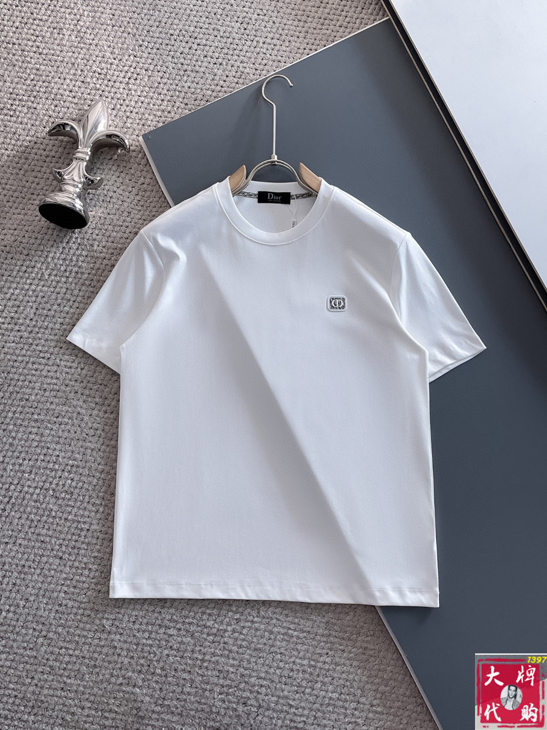 NO:470013,Dior top-notch products, the latest short-sleeved round-neck T-shirt in spring and summer, high-end customization, avant-garde and fashionable design!  Brand logo heavy craftsmanship design, high-end customized pure cotton fabric, soft feel, comfortable to wear, exquisite counter-level car line, fine workmanship, invincible and handsome upper body effect!  A must-have item for handsome men!  Code number M-3XL, dior,dior,T-shirt,tees,t-shirt,alexander wang19860909Dior 迪奥顶级货品 春夏新款首发专柜最新款短袖圆领T恤 高端订制 设计前卫时尚！品牌logo重工艺设计 高端定制纯棉面料.手感柔软.穿着舒适.专柜级别精致车线.做工精细.上身效果无敌帅气！型男必备单品！码数M-3XL,,dior,dior,T-shirt,tees，t-shirt,alexander wang,Men's clothing