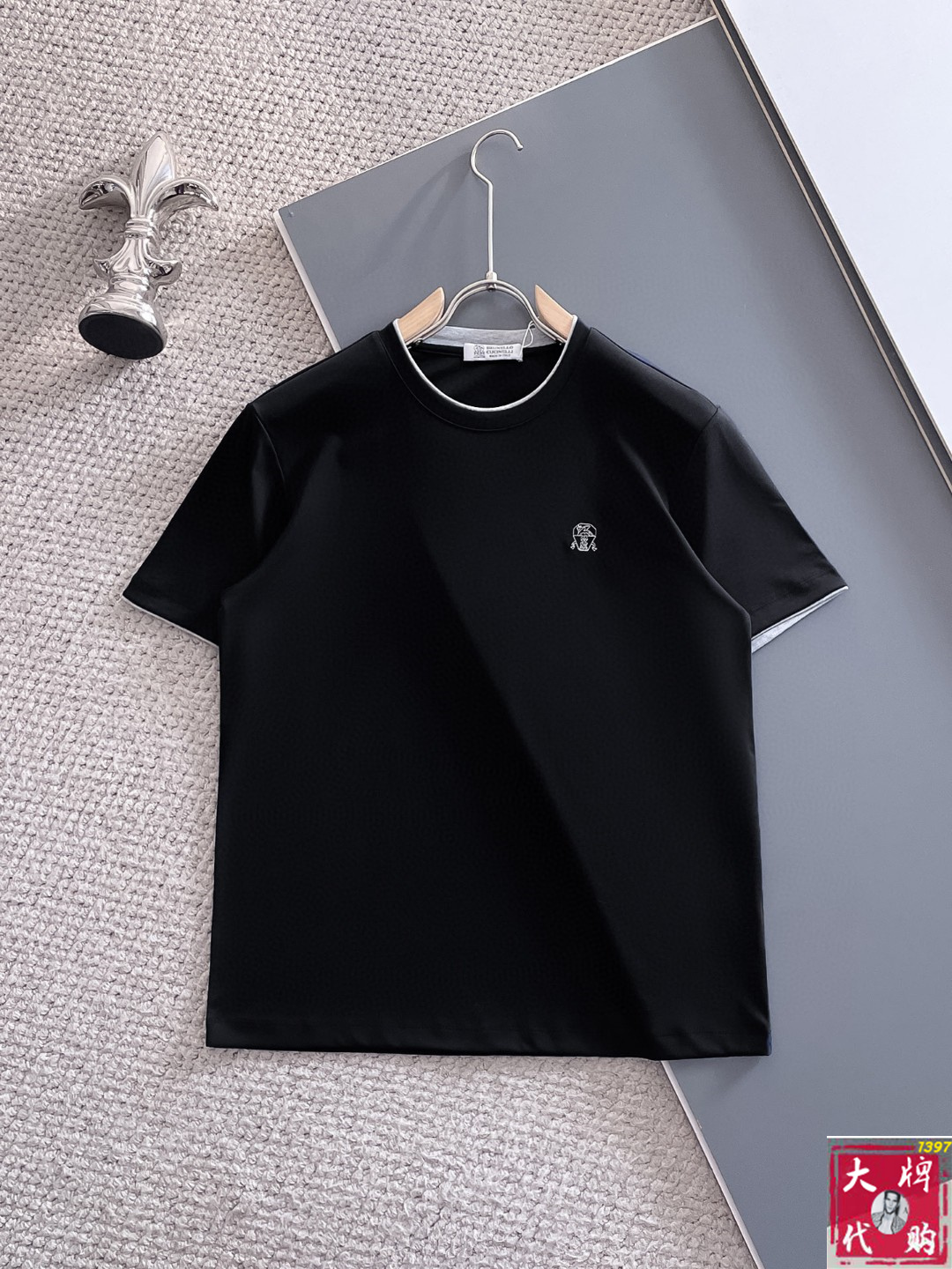 NO:470021,LP top products, new spring and summer new first-time counter latest short-sleeved round-neck T-shirt, high-end customization, avant-garde and fashionable design!  Brand logo heavy craftsmanship design, high-end customized pure cotton fabric, soft feel, comfortable to wear, exquisite counter-level car line, fine workmanship, invincible and handsome upper body effect!  A must-have item for handsome men!  Code number M-3XL, loro piana, T-shirt,tees, t-shirt,alexander wang19860909lp顶级货品 春夏新款首发专柜最新款短袖圆领T恤 高端订制 设计前卫时尚！品牌logo重工艺设计 高端定制纯棉面料.手感柔软.穿着舒适.专柜级别精致车线.做工精细.上身效果无敌帅气！型男必备单品！码数M-3XL,,loro piana,T-shirt,tees，t-shirt,alexander wang,Men's clothing