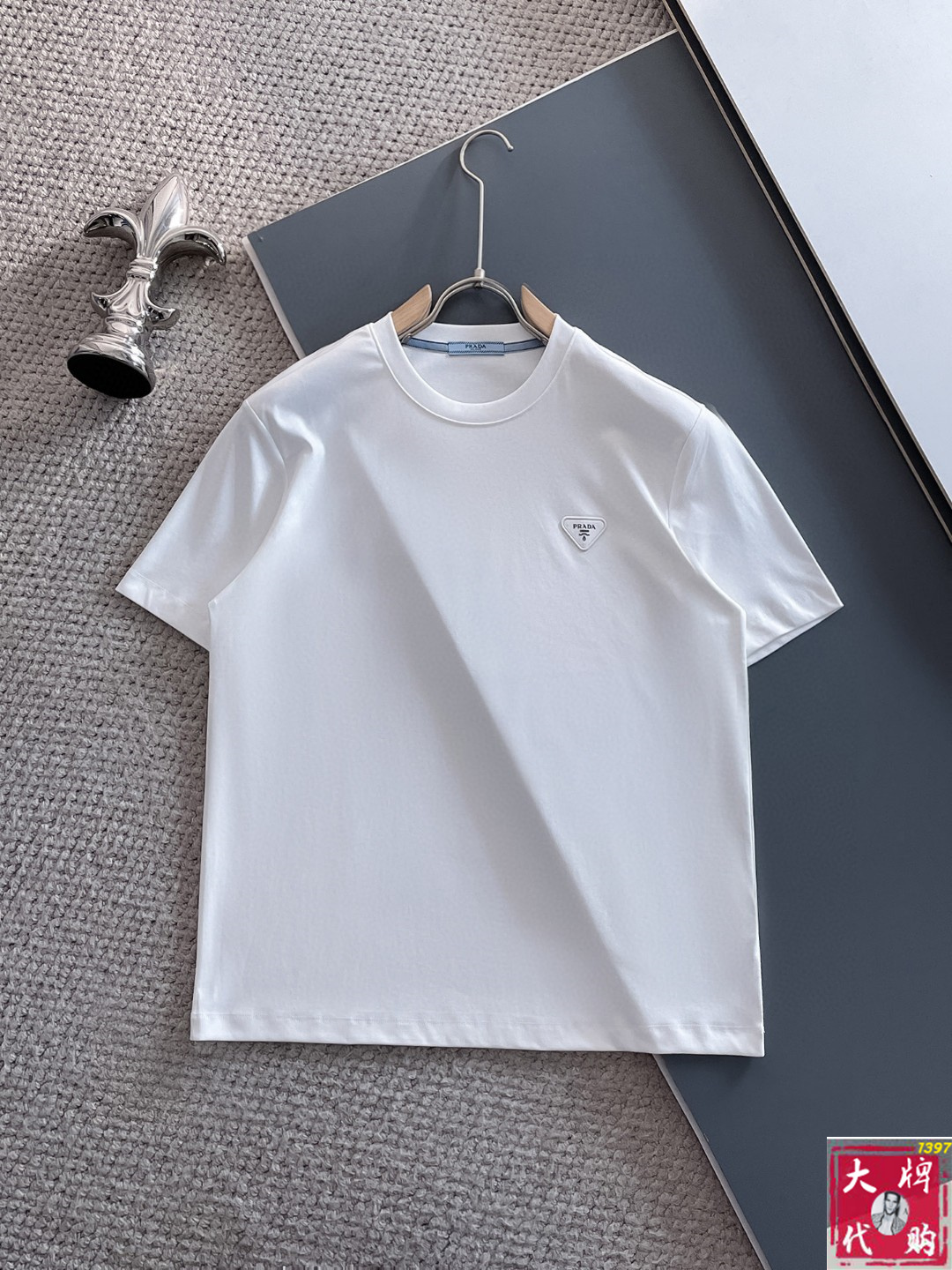 NO:470041,Prada's top-notch products, the new spring and summer new first-time counter, the latest short-sleeved round-neck T-shirt, high-end customization, avant-garde and fashionable design!  Brand logo heavy craftsmanship design, high-end customized pure cotton fabric, soft feel, comfortable to wear, exquisite counter-level car line, fine workmanship, invincible and handsome upper body effect!  A must-have item for handsome men!  Code number M-3XL, prada, prada, T-shirt,tees, t-shirt,alexander wang19860909Prada 普拉达顶级货品 春夏新款首发专柜最新款短袖圆领T恤 高端订制 设计前卫时尚！品牌logo重工艺设计 高端定制纯棉面料.手感柔软.穿着舒适.专柜级别精致车线.做工精细.上身效果无敌帅气！型男必备单品！码数M-3XL,,prada,prada,T-shirt,tees，t-shirt,alexander wang,Men's clothing