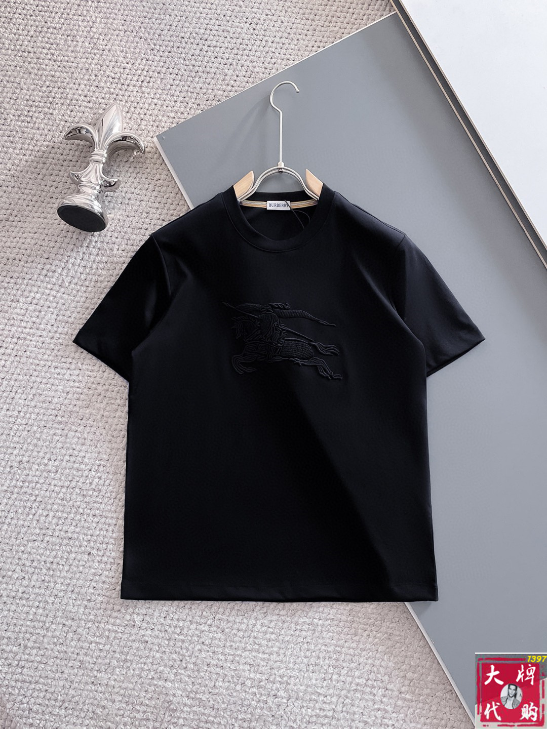 NO:470047,Burberry's top products, the latest short-sleeved round-neck T-shirt in the first spring and summer, high-end customization, avant-garde and fashionable design!  Brand logo heavy craftsmanship design, high-end customized pure cotton fabric, soft feel, comfortable to wear, exquisite counter-level car line, fine workmanship, invincible and handsome upper body effect!  A must-have item for handsome men!  Code number M-3XL, burberry, burberry, T-shirt, tees, t-shirt, alexander wang19860909Burberry 巴宝莉顶级货品 春夏新款首发专柜最新款短袖圆领T恤 高端订制 设计前卫时尚！品牌logo重工艺设计 高端定制纯棉面料.手感柔软.穿着舒适.专柜级别精致车线.做工精细.上身效果无敌帅气！型男必备单品！码数M-3XL,,burberry,burberry,T-shirt,tees，t-shirt,alexander wang,Men's clothing