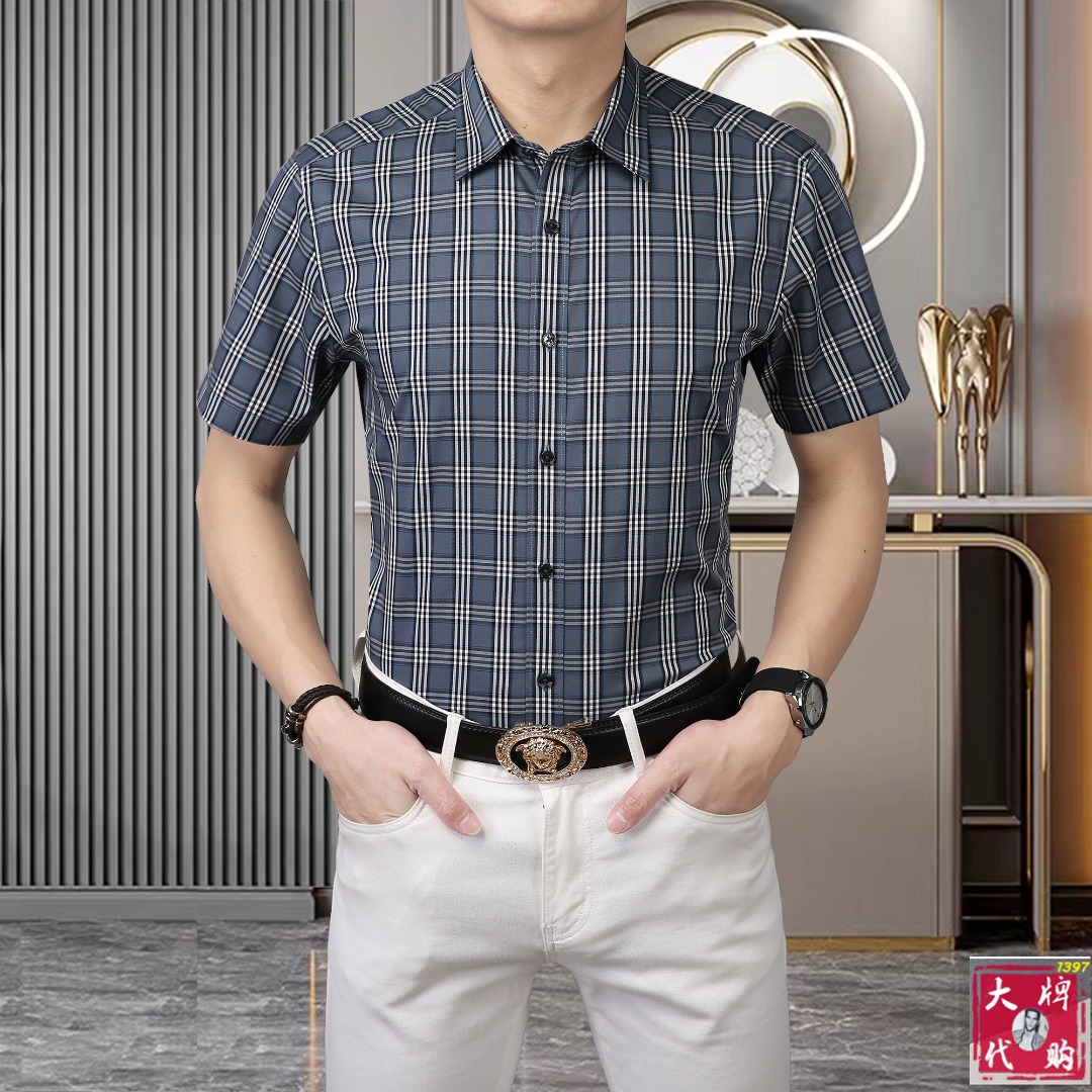 NO:469957,Burberry Spring and summer new men's short-sleeved classic plaid shirt shirt, high-end version!  Customized fabrics for counters are breathable and comfortable, with impeccable details, and the brand element design concept reflects high quality. The feel is delicate and soft!  It presents casual cut, unbeaten style, exquisite craftsmanship can stand the test, and the upper body style is excellent!  Standard code number M-3XL, burberry, burberry, shirts, T-shirt, alexander wang19860909Burberry 巴宝莉 春夏新款男士短袖经典格子衬衣 衬衫,高端版本！专柜定制面料 透气舒适度高,细节无可挑剔,品牌元素设计理念,体现高品质.手感细腻柔软！呈现休闲裁剪,长久不败款,精致的工艺经得起检验,上身版型超赞！标准码数M-3XL,,burberry,burberry,shirts,T-shirt,alexander wang,Men's clothing