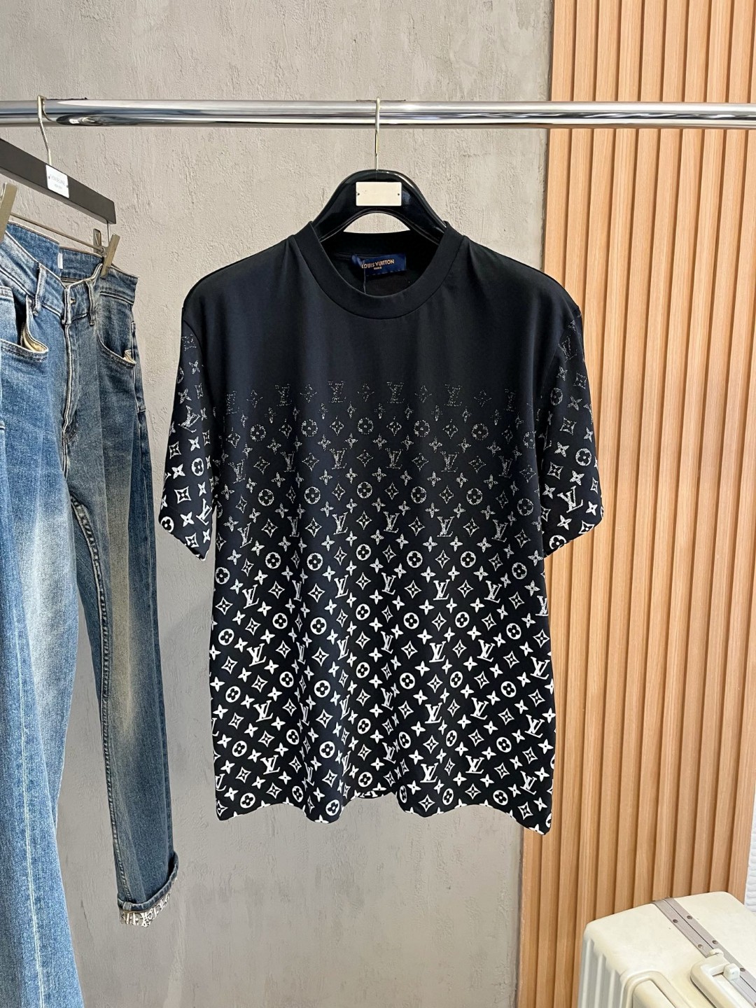 NO:469948,High-version LV Louis Vuitton Fat Brother Gospel Max XL can wear 200 catties Top-level round neck casual short sleeves Top-level version High-end custom versatile styles Anyone can easily control the fabric is fully customized craftsmanship The latest logo design of the luxurious classic brand on the chest is very high-end, and those who understand goods must enter!  The style and tailoring are slim styles, which are very exquisite, showing aura and highlighting the exquisiteness of business men. This is the unique feature, the right slim fit, and the upper body effect is very good!  Size XS-XL (counter code is equivalent to M-3XL), louis vuitton,louis vuitton,t-shirt,alexander wang19860909高版本 LV 路易威登 胖哥福音最大XL可穿200斤 顶级圆领休闲短袖 顶级版本 高级定制百搭款式 任何人都可以轻松驾驭 面料全订制工艺 胸前奢华经典品牌最新logo设计,非常显档次懂货的必须入！版型剪裁属于修身款 非常精致,显气场,又会凸显商务男士的精致,这就是独到之处,恰到好处的修身,上身效果非常赞！尺码XS-XL（专柜码等同M-3XL）,,louis vuitton,louis vuitton,T-shirt,alexander wang,Men's clothing