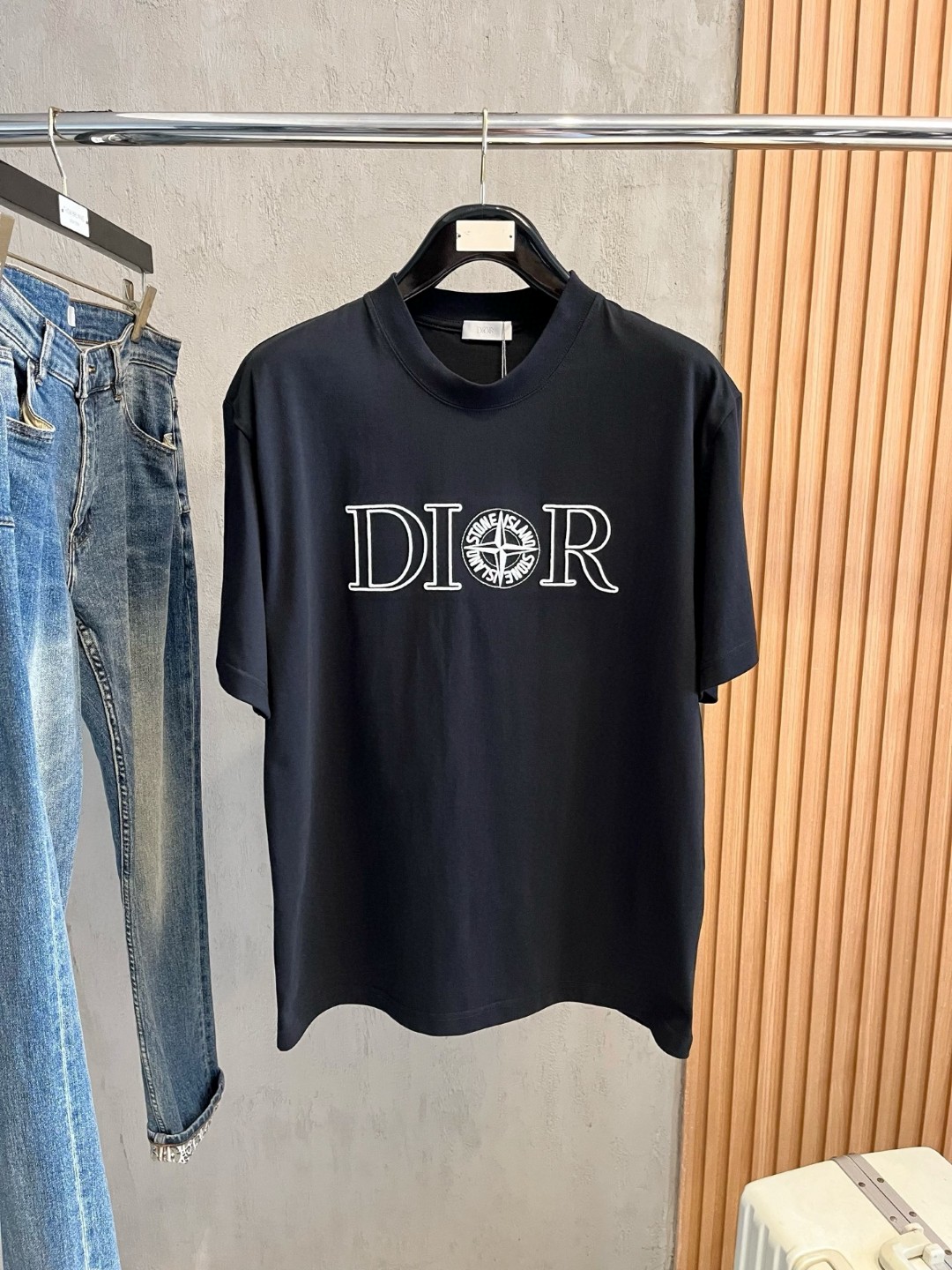 NO:469942,High-version DIOR Fat Brother Gospel Maximum XL can wear 200 catties Top-level round neck casual short sleeves Top-level version High-end custom versatile styles Anyone can easily control the fabric is fully customized craftsmanship The latest logo design of the luxurious classic brand on the chest is very high-end, and those who understand goods must enter!  The style and tailoring are slim styles, which are very exquisite, showing aura and highlighting the exquisiteness of business men. This is the unique feature, the right slim fit, and the upper body effect is very good!  Size XS-XL (counter code is equivalent to M-3XL), dior, dior, T-shirt, alexander wang19860909高版本 DIOR 迪奥 胖哥福音最大XL可穿200斤 顶级圆领休闲短袖 顶级版本 高级定制百搭款式 任何人都可以轻松驾驭 面料全订制工艺 胸前奢华经典品牌最新logo设计,非常显档次懂货的必须入！版型剪裁属于修身款 非常精致,显气场,又会凸显商务男士的精致,这就是独到之处,恰到好处的修身,上身效果非常赞！尺码XS-XL（专柜码等同M-3XL）,,dior,dior,T-shirt,alexander wang,Men's clothing