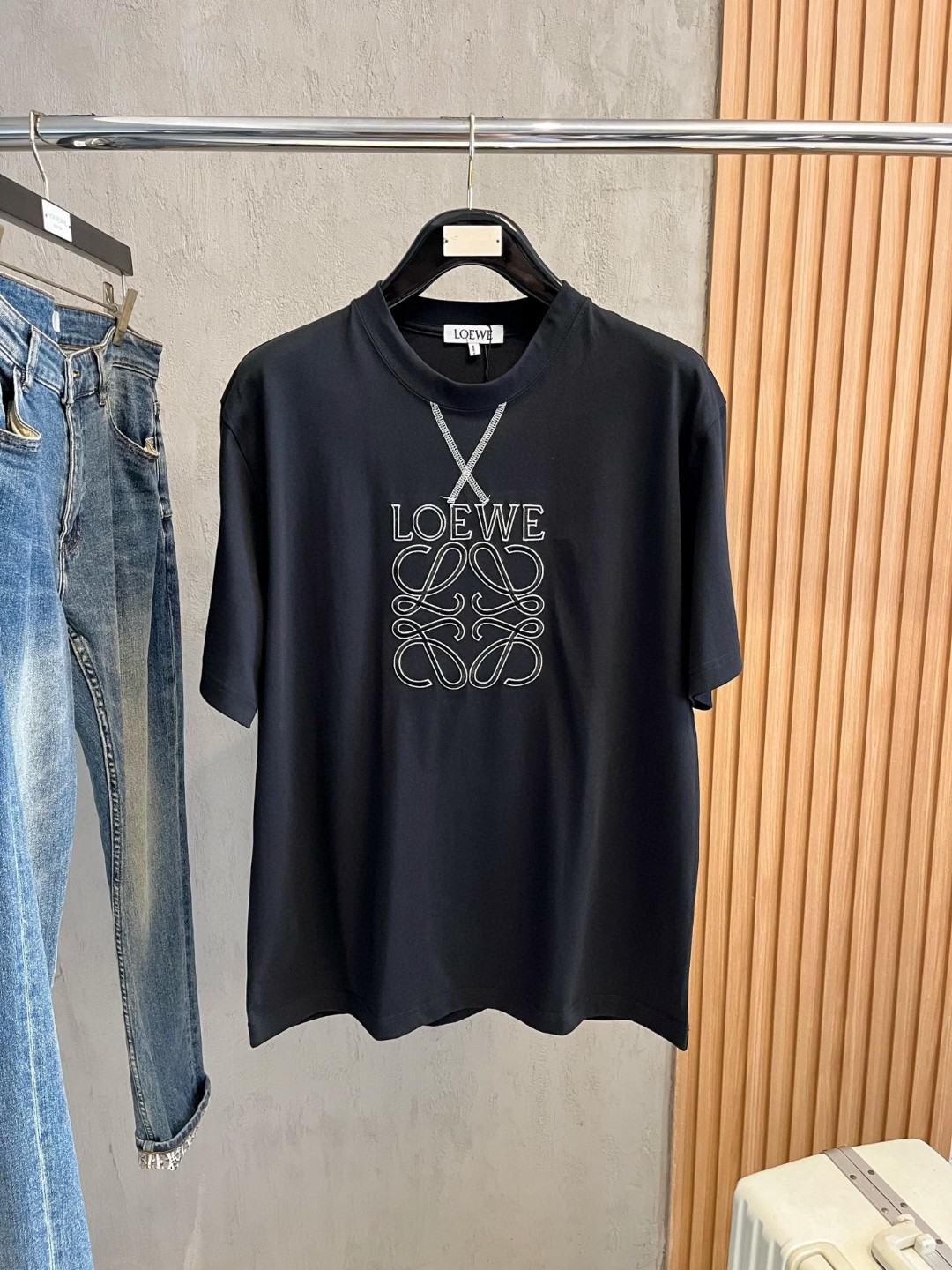 NO:469936,High-version Loewe, Fat Brother Gospel Maximum XL can wear 200 pounds, top-level round neck casual short sleeves, top-level version, high-end custom versatile styles, anyone can easily control the fabric, full customization and craftsmanship, the latest logo design of the luxurious classic brand on the chest, very high-end and those who understand goods must enter!  The style and tailoring are slim styles, which are very exquisite, showing aura and highlighting the exquisiteness of business men. This is the unique feature, the right slim fit, and the upper body effect is very good!  Size XS-XL (counter code is equivalent to M-3XL), loewe,loewe,T-shirt,alexander wang19860909高版本 Loewe 罗意威 胖哥福音最大XL可穿200斤 顶级圆领休闲短袖 顶级版本 高级定制百搭款式 任何人都可以轻松驾驭 面料全订制工艺 胸前奢华经典品牌最新logo设计,非常显档次懂货的必须入！版型剪裁属于修身款 非常精致,显气场,又会凸显商务男士的精致,这就是独到之处,恰到好处的修身,上身效果非常赞！尺码XS-XL（专柜码等同M-3XL）,,loewe,loewe,T-shirt,alexander wang,Men's clothing