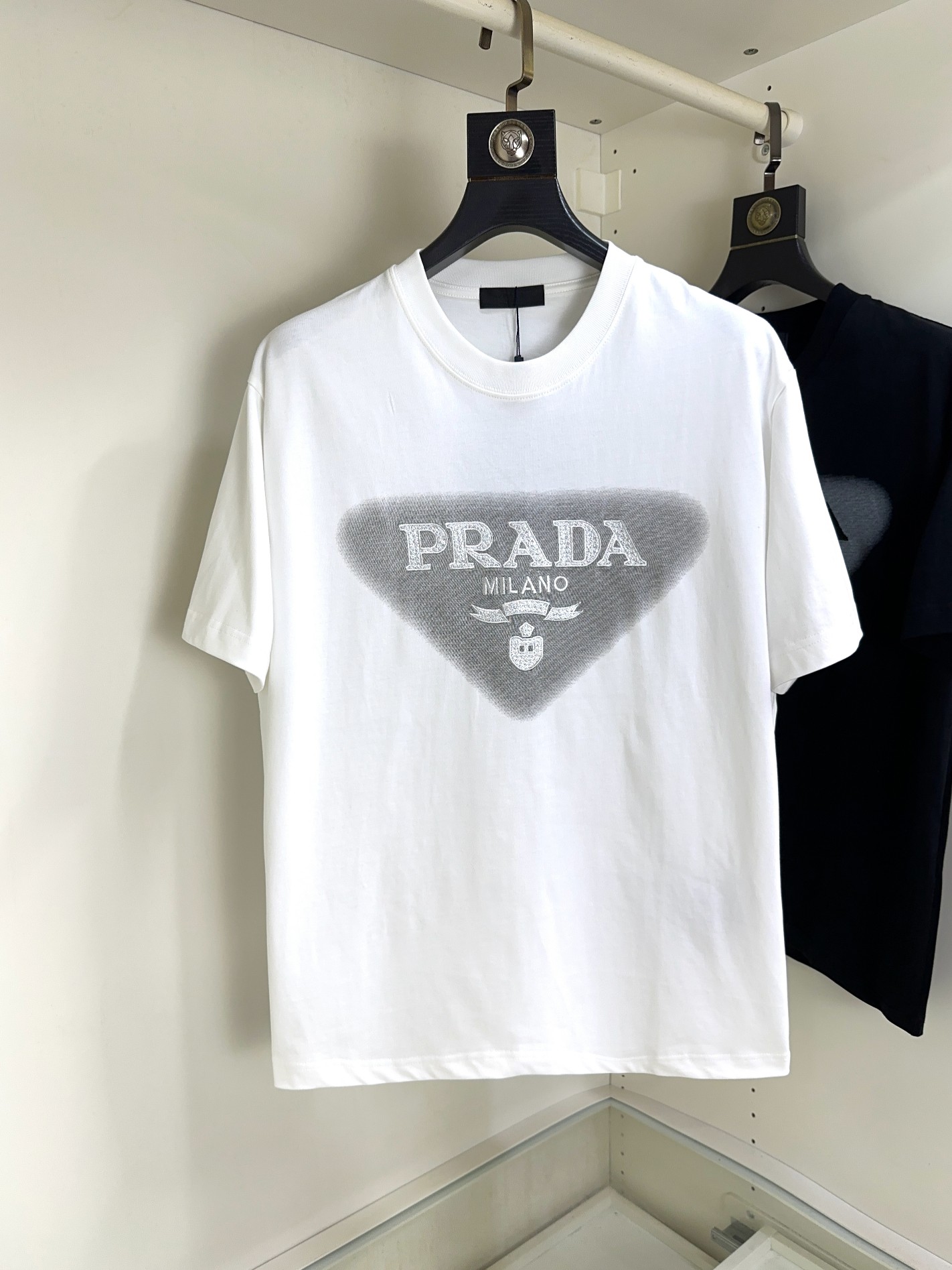 NO:470084,High-version Prada Prada Fat Brother Gospel Maximum XL can wear 200 catties high-end version, top round neck casual short-sleeved high-end custom versatile style, anyone can easily control it, full custom fabric craftsmanship, the latest logo design of the luxurious classic brand on the chest, very high-end those who understand goods must enter!  The style and tailoring are slim styles, which are very exquisite, showing aura and highlighting the exquisiteness of business men. This is the unique feature, the right slim fit, and the upper body effect is very good!  Size XS-XL, prada, prada, T-shirt, alexander wang19860909高版本 Prada普拉达胖哥福音最大XL可穿200斤高版本 顶级圆领休闲短袖高级定制百搭款式 任何人都可以轻松驾驭 面料全订制工艺 胸前奢华经典品牌最新logo设计,非常显档次懂货的必须入！版型剪裁属于修身款 非常精致,显气场,又会凸显商务男士的精致,这就是独到之处,恰到好处的修身,上身效果非常赞！尺码XS-XL,,prada,prada,T-shirt,alexander wang,Men's clothing
