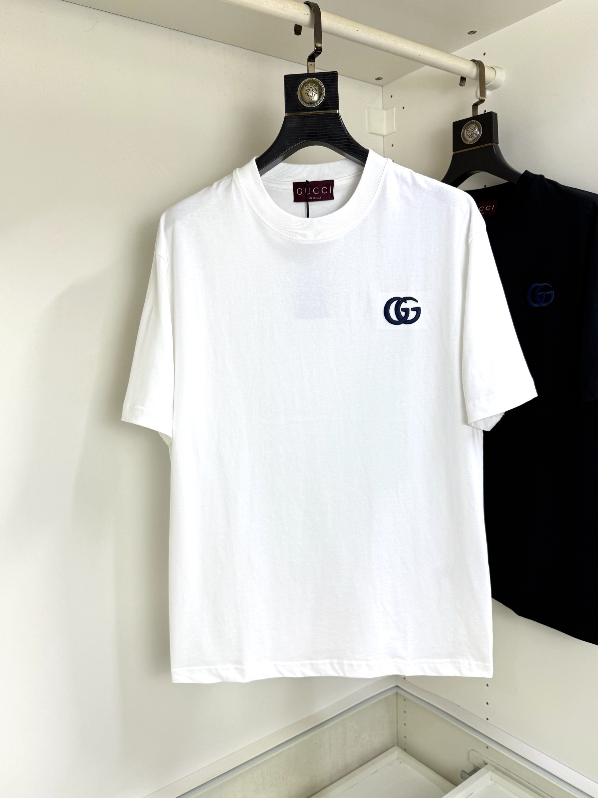 NO:470057,High-version Gucci Top round neck casual short sleeves Top-level version High-end custom versatile styles Anyone can easily control the fabric is fully customized craftsmanship The latest logo design of the luxurious classic brand on the chest is very high-end, and those who understand goods must enter!  The style and tailoring are slim styles, which are very exquisite, showing aura and highlighting the exquisiteness of business men. This is the unique feature, the right slim fit, and the upper body effect is very good!  Size S-XL, gucci, T-shirt, alexander wang19860909高版本 Gucci 古奇 顶级圆领休闲短袖 顶级版本 高级定制百搭款式 任何人都可以轻松驾驭 面料全订制工艺 胸前奢华经典品牌最新logo设计,非常显档次懂货的必须入！版型剪裁属于修身款 非常精致,显气场,又会凸显商务男士的精致,这就是独到之处,恰到好处的修身,上身效果非常赞！尺码S-XL,,gucci,T-shirt,alexander wang,Men's clothing