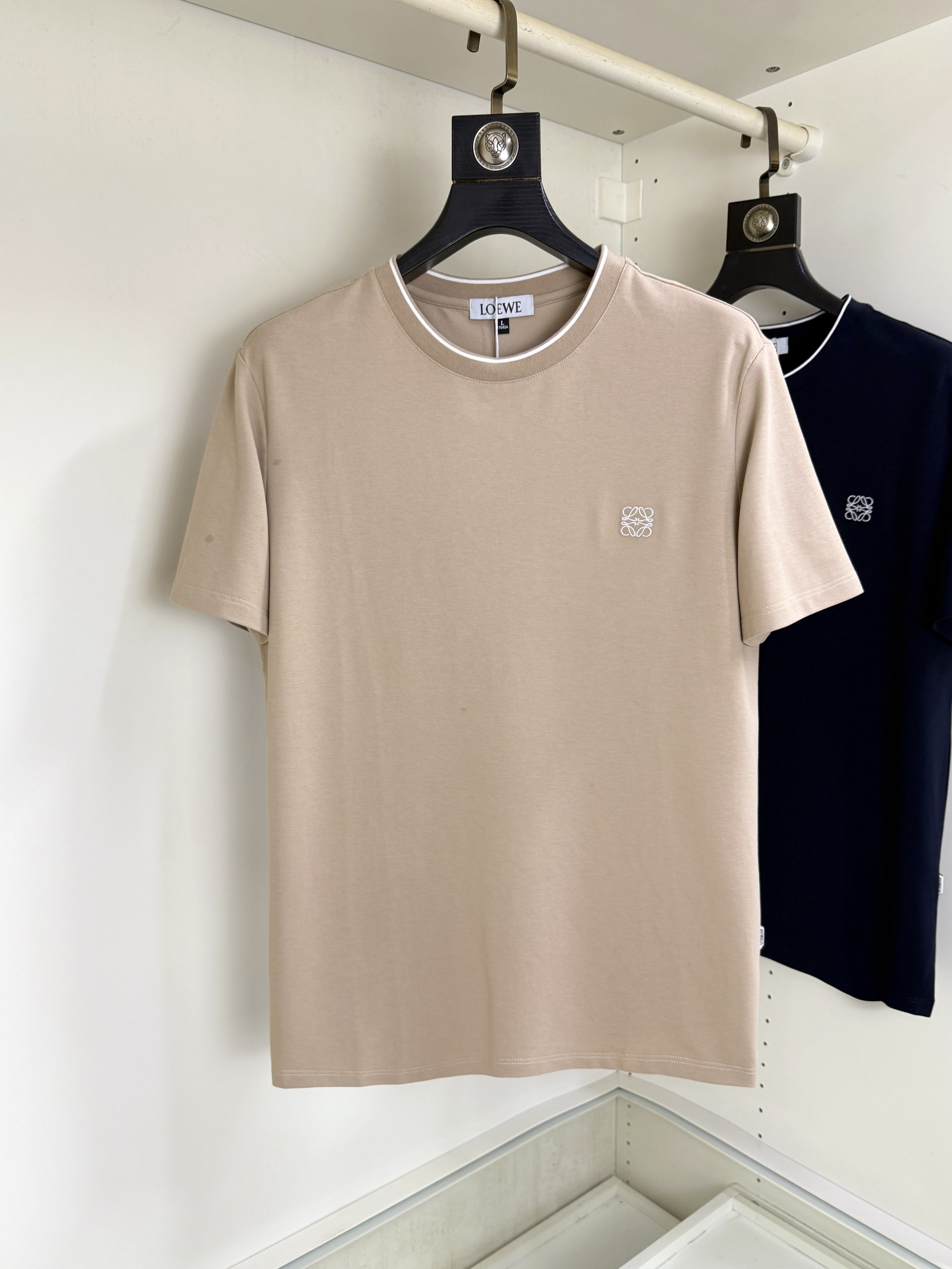 NO:470115,Loewe has top round neck and fashionable business short sleeves, high-end custom versatile styles, which can be easily controlled by anyone. The fabric is fully customized, and the latest logo design of the luxurious classic brand on the chest is very high-end. Those who understand goods must enter!  The style and tailoring are slim styles, which are very exquisite, showing aura and highlighting the exquisiteness of business men. This is the unique feature, the right slim fit, and the upper body effect is very good!  Size M-3XL, maximum wear 190 catties. Please report your height and weight to place an order.,loewe,loewe,T-shirt,alexander wang19860909Loewe罗意威顶级圆领时尚商务短袖 高级定制百搭款式 任何人都可以轻松驾驭 面料全订制工艺 胸前奢华经典品牌最新logo设计,非常显档次懂货的必须入！版型剪裁属于修身款 非常精致,显气场,又会凸显商务男士的精致,这就是独到之处,恰到好处的修身,上身效果非常赞！尺码M-3XL 最大穿190斤.请报身高体重下单.,,loewe,loewe,T-shirt,alexander wang,Men's clothing