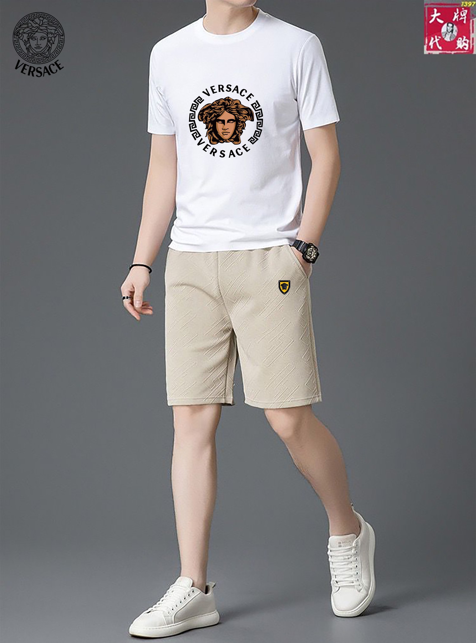 NO:472688,【Versace】New summer set!  Mercerated fabric!  Exclusive first new product, the official website synchronizes the Milan catwalk model, and the top quality goods (173 130 catties wear L) standard code number!  The latest top official website original list, a new experience, three-dimensional tailoring of the counter fabric, new hardware accessories, delicate and soft feel, comfortable and breathable upper body, big brand style, luxury and atmospheric, texture only imported from Italy customization, versatile style, not picky in people, fine workmanship and meticulous, no pressure to enter and exit the counter, absolutely worth a piece of good product!  Code number M-4XL, versace, versace, alexander wang19860909【 Versace 范思哲】夏季新款套装！丝光面料！独家首发新品 ,官网同步米兰走秀款 实物拍摄顶级好货（173 130斤穿L）标准码数！最新顶尖官网原单,全新体验 专柜面料立体剪裁 全新五金配件、手感细腻柔软 上身舒适透气 大牌风范 奢华大气 进口意大利定制才有的质感 百搭款式 穿着不挑人 ,做工精细一丝不苟 ,出入专柜无压力 绝对值得人手一件的好货！码数M-4XL,,versace,versace,alexander wang,Men's clothing