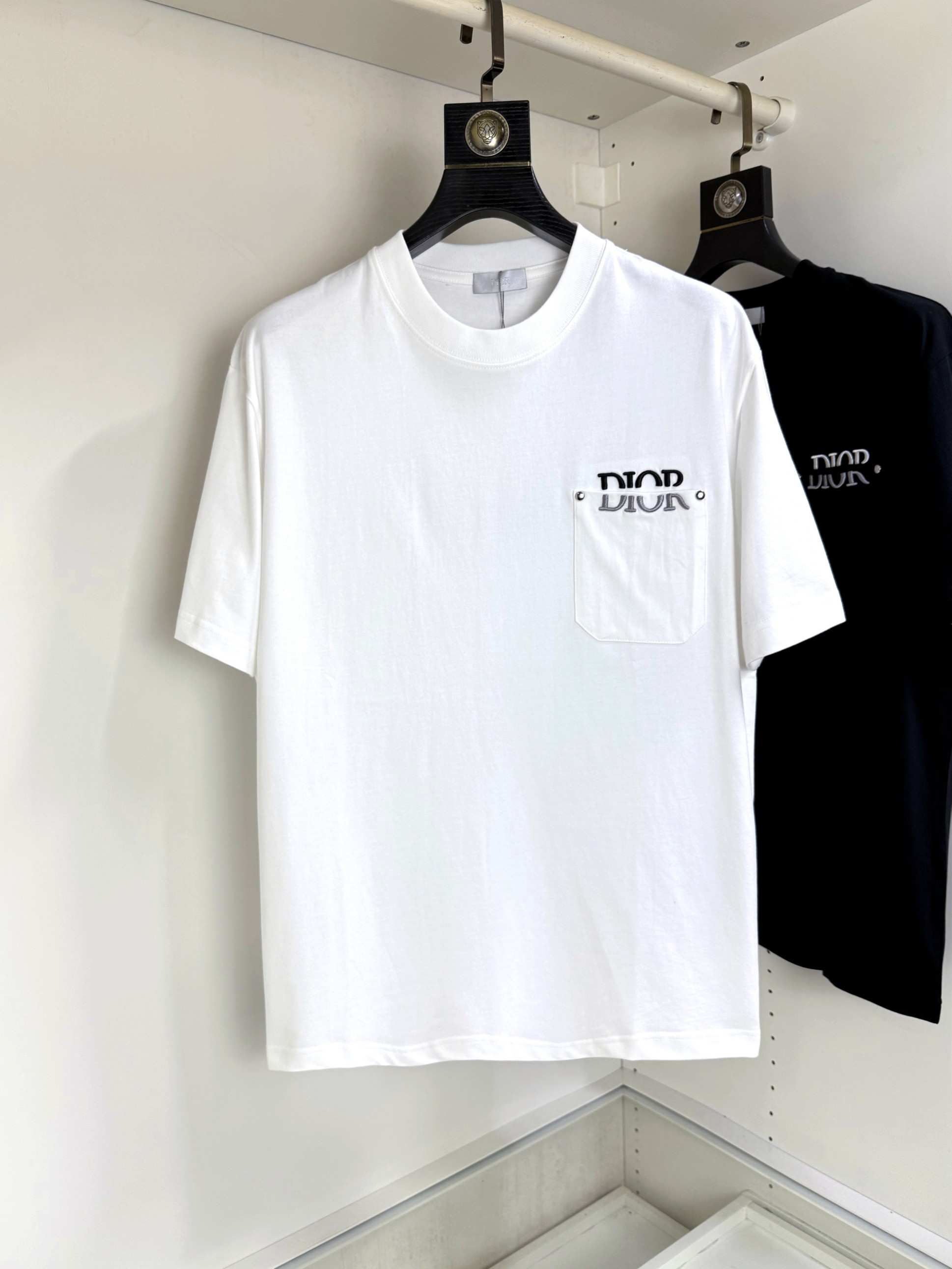 NO:472759,High-version Dior new classic round neck short sleeves, fashionable and versatile classic elements to create exquisite craftsmanship counter fabrics, top-level elements to create, classic short sleeves three standards, trendy men's fashion, whether it is the comfort of the upper body or it is an incomparable existence, a must-have for male gods. Number of codes XS-XL (maximum wear 200 kilograms), dior, dior, T-shirt, alexander wang19860909高版本 Dior 迪奥 新款经典圆领短袖,时尚百搭经典元素打造精致工艺专柜面料,顶级元素融合打造,经典短袖三标齐全,潮男时尚,无论是上身舒适度还是都是无可比拟的存在,男神必备.码数XS-XL（最大穿200斤）,,dior,dior,T-shirt,alexander wang,Men's clothing