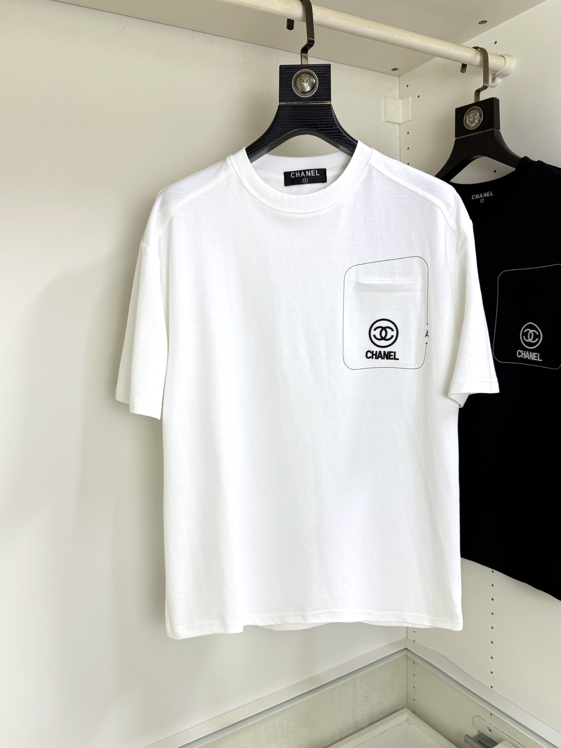 NO:472774,Chanel 2025 spring and summer new style first-time counter latest short-sleeved round-neck T-shirt, high-end customization, avant-garde and fashionable design!  Brand logo heavy craft design, high-end customized double mercerized fabric, soft feel, comfortable to wear, exquisite counter-level car line, fine workmanship, invincible and handsome upper body effect!  A must-have item for handsome men!  Fatty Gospel-- Code Number M-3XL, chanel, chanel, T-shirt,tees, t-shirt,alexander wang19860909Chanel 香奈儿 2025春夏新款首发专柜最新款短袖圆领T恤 高端订制 设计前卫时尚！品牌logo重工艺设计 高端定制双丝光面料.手感柔软.穿着舒适.专柜级别精致车线.做工精细.上身效果无敌帅气！型男必备单品！胖子福音-- 码数 M-3XL,,chanel,chanel,T-shirt,tees，t-shirt,alexander wang,Men's clothing