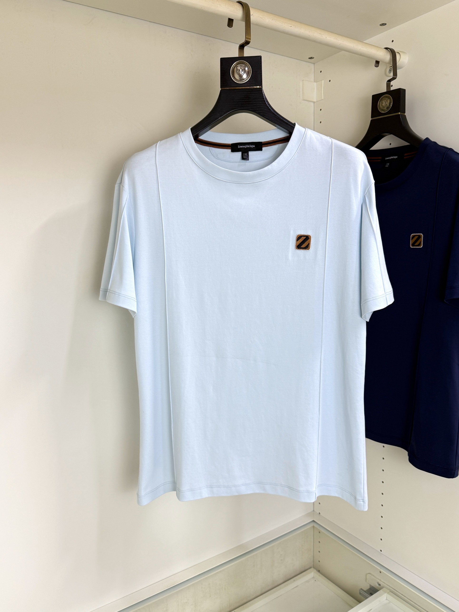 NO:472766,Zegna 2025 spring and summer new first-time counter latest short-sleeved round-neck T-shirt, high-end customization, avant-garde and fashionable design!  Brand logo heavy craft design, high-end customized double mercerized fabric, soft feel, comfortable to wear, exquisite counter-level car line, fine workmanship, invincible and handsome upper body effect!  A must-have item for handsome men!  Fatty Gospel-- Code Number M-3XL, zegna, T-shirt,tees, t-shirt,alexander wang19860909Zegna 杰尼亚 2025春夏新款首发专柜最新款短袖圆领T恤 高端订制 设计前卫时尚！品牌logo重工艺设计 高端定制双丝光面料.手感柔软.穿着舒适.专柜级别精致车线.做工精细.上身效果无敌帅气！型男必备单品！胖子福音-- 码数 M-3XL,,zegna,T-shirt,tees，t-shirt,alexander wang,Men's clothing