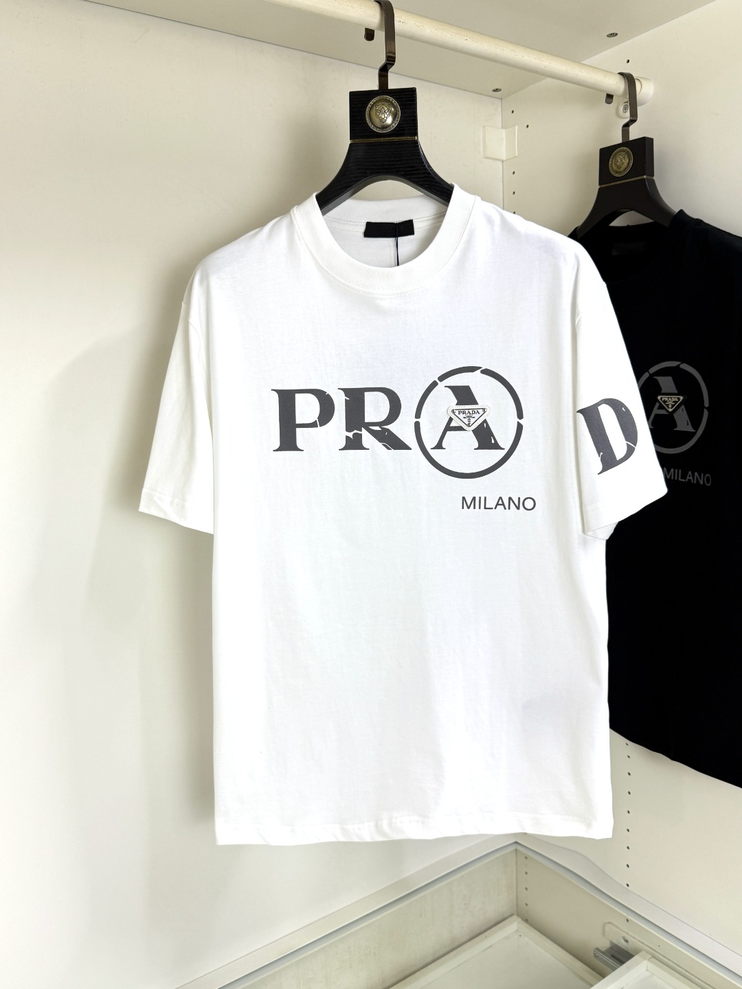 NO:518050,Prada Prada Fat Brother Gospel Maximum XL can wear 200 kilograms high-end version, top round neck casual short sleeve high-end custom versatile style, anyone can easily control it, full custom fabric craftsmanship, the latest logo design of luxury classic brand on the chest, very high-end, those who understand goods must enter!  The style and tailoring are slim styles, which are very exquisite, showing aura and highlighting the exquisiteness of business men. This is the unique feature, the right slim fit, and the upper body effect is very good!  Size XS-XL (counter code is equivalent to M-3XL), prada, prada, T-shirt, alexander wang19860909Prada 普拉达 胖哥福音最大XL可穿200斤高版本 顶级圆领休闲短袖高级定制百搭款式 任何人都可以轻松驾驭 面料全订制工艺 胸前奢华经典品牌最新logo设计,非常显档次懂货的必须入！版型剪裁属于修身款 非常精致,显气场,又会凸显商务男士的精致,这就是独到之处,恰到好处的修身,上身效果非常赞！尺码XS-XL（专柜码等同M-3XL）,,prada,prada,T-shirt,alexander wang,Men's clothing