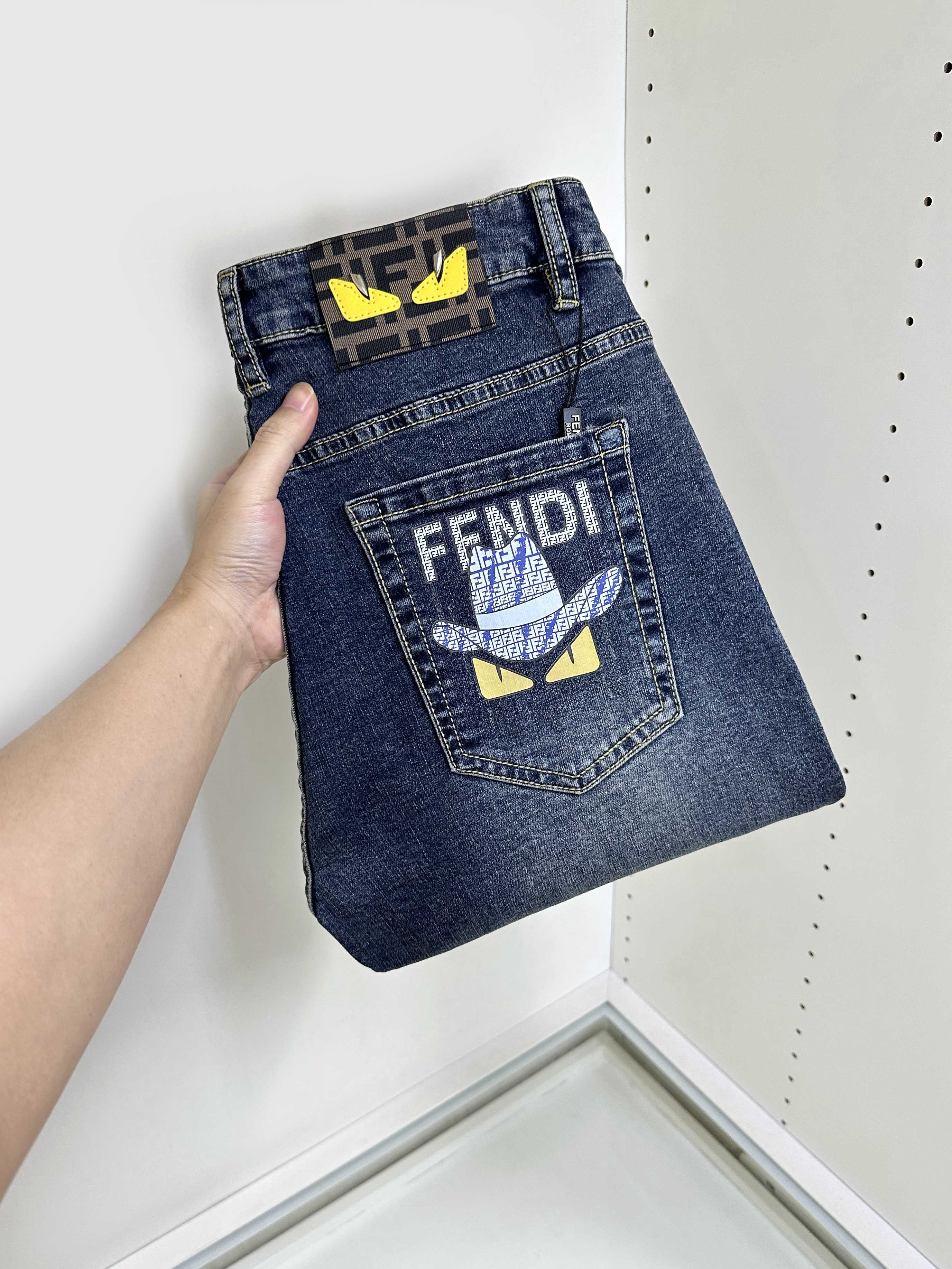 NO:472747,Fendi is coming, new styles and new products are available for sale in the counter. The original jeans in physical stores are already 1:1 good products for the original jeans in all ages. The highest version of the imported European fabric in the market is comfortable, soft and skin-friendly, with super cool and fashionable and versatile upper body effect, straight and stylish, a must-have for the wardrobe!  Suitable for any occasion Size 29-38, fendi, fendi, jeans, alexander wang19860909Fendi 芬迪 爆款来袭 新款新品 专柜有售 实体店已极品牛仔裤专柜原版1:1好货,适合各个年龄段.市场最高版本的欧洲进口面料.舒适柔软亲肤,上身效果超级棒时尚百搭,笔挺有型,衣橱必备！适合任何场合穿着 尺码29-38,,fendi,fendi,jeans,alexander wang,Men's clothing