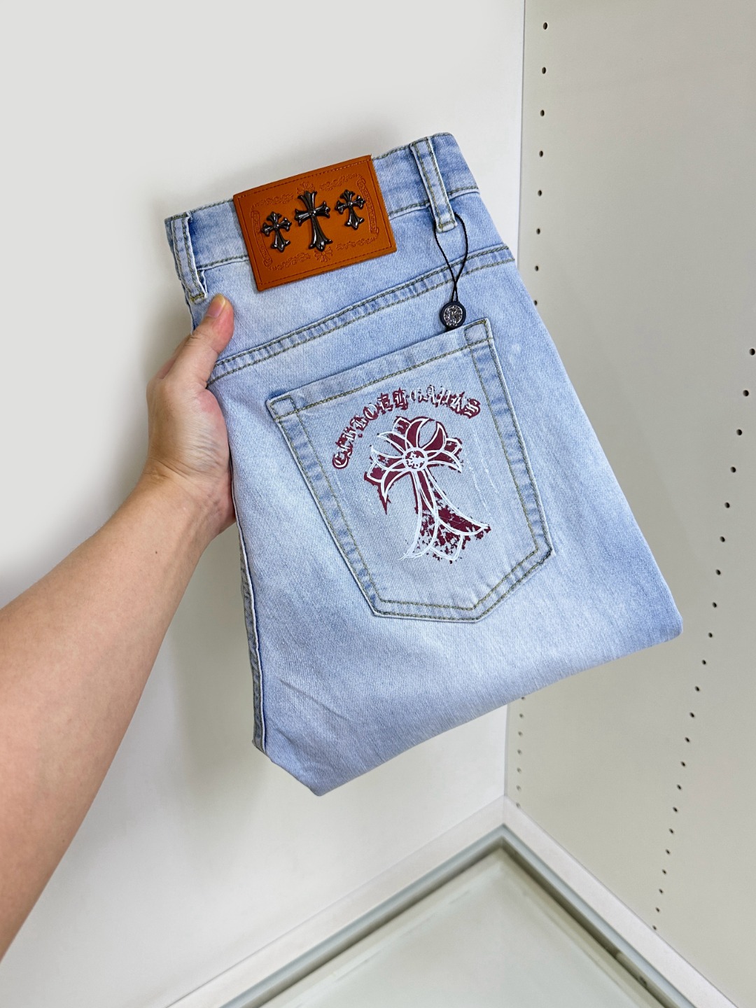 NO:472722,Crowsin, hot products are coming, new models and new products are available for sale in the counter. The original jeans in physical stores are already 1:1 good products for the counter, suitable for all ages. The highest version of the imported European fabric in the market is comfortable, soft and skin-friendly, with super cool and fashionable and versatile effect, straight and stylish, a must-have for the wardrobe!  Suitable for any occasion Size 29-38, Chrome hearts, jeans, alexander wang19860909克罗心 爆款来袭 新款新品 专柜有售 实体店已极品牛仔裤专柜原版1:1好货,适合各个年龄段.市场最高版本的欧洲进口面料.舒适柔软亲肤,上身效果超级棒时尚百搭,笔挺有型,衣橱必备！适合任何场合穿着 尺码29-38,,chrome hearts,jeans,alexander wang,Men's clothing