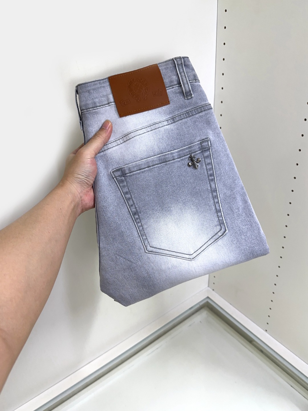 NO:472753,Crowsin, hot products are coming, new models and new products are available for sale in the counter. The original jeans in physical stores are already 1:1 good products for the counter, suitable for all ages. The highest version of the imported European fabric in the market is comfortable, soft and skin-friendly, with super cool and fashionable and versatile effect, straight and stylish, a must-have for the wardrobe!  Suitable for any occasion Size 29-38, Chrome hearts, jeans, alexander wang19860909克罗心 爆款来袭 新款新品 专柜有售 实体店已极品牛仔裤专柜原版1:1好货,适合各个年龄段.市场最高版本的欧洲进口面料.舒适柔软亲肤,上身效果超级棒时尚百搭,笔挺有型,衣橱必备！适合任何场合穿着 尺码29-38,,chrome hearts,jeans,alexander wang,Men's clothing