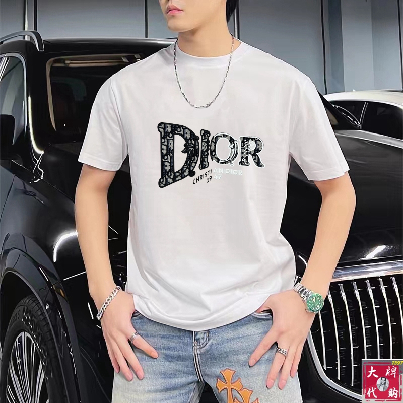 NO:477869,DIOR Spring and summer new men's short-sleeved T-shirt round neck, a newly upgraded versatile basic style, low-key and luxurious, and a choice of character!  Made of imported fabrics, it has good moisture absorption, comfortable and breathable, enjoys a light and relaxed and comfortable wearing experience, with super vertical performance. It has a strong sense of art and the iconic logo letter pattern design, with meticulous craftsmanship and high recognition, showing the new brand culture!  Classic perfect layout design, precise and in place for cutting. Simple and atmospheric style, and can show fashionable charm in daily leisure life. S-XXL, dior, dior, T-shirt, tees, t-shirt, alexander wang19860909DIOR 迪奥 春夏新款男士短袖T恤圆领,全新升级百搭基础款,低调奢华,品格之选！甄选进口面料打造而成,吸湿性好,舒适透气,享受轻薄轻松自在的穿着体验,有着超强的垂直性能 艺术感极强标志性logo字母图案设计,工艺细致,辨识度极高,展现全新品牌文化！经典完美版型设计,在裁剪上精准到位.简约大气风格,又能在日常休闲生活中展现时尚魅力. 码数S-XXL,,dior,dior,T-shirt,tees，t-shirt,alexander wang,Men's clothing