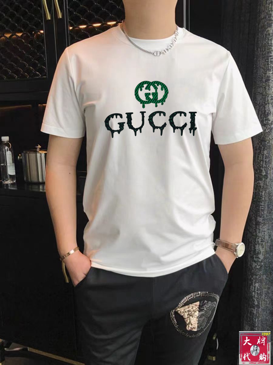 NO:477902,Gucci New spring and summer men's short-sleeved T-shirt round neck, a newly upgraded and versatile basic style, low-key and luxurious, and a choice of character!  Made of imported fabrics, it has good moisture absorption, comfortable and breathable, enjoys a light and relaxed and comfortable wearing experience, with super vertical performance. It has a strong sense of art and the iconic logo letter pattern design, with meticulous craftsmanship and high recognition, showing the new brand culture!  Classic perfect layout design, precise and in place for cutting. Simple and atmospheric style, and can show fashionable charm in daily leisure life. S-XXL, gucci, T-shirt, tees, t-shirt, alexander wang19860909Gucci 古奇 春夏新款男士短袖T恤圆领,全新升级百搭基础款,低调奢华,品格之选！甄选进口面料打造而成,吸湿性好,舒适透气,享受轻薄轻松自在的穿着体验,有着超强的垂直性能 艺术感极强标志性logo字母图案设计,工艺细致,辨识度极高,展现全新品牌文化！经典完美版型设计,在裁剪上精准到位.简约大气风格,又能在日常休闲生活中展现时尚魅力. 码数S-XXL,,gucci,T-shirt,tees，t-shirt,alexander wang,Men's clothing