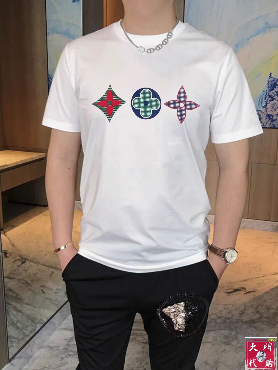 NO:477864,LV Louis Vuitton Fat Brother Gospel XL wears 200 catties top round neck casual short sleeve high-end custom versatile styles that anyone can easily control. Fully customized fabric craftsmanship, the latest logo design of luxury classic brand on the chest, very high-end and high-end people who understand goods must enter!  The style and tailoring are slim styles, which are very exquisite, showing aura and highlighting the exquisiteness of business men. This is the unique feature, the right slim fit, and the upper body effect is very good!  Size XS-XL (counter code is equivalent to M-3XL), louis vuitton,louis vuitton,t-shirt,alexander wang19860909LV 路易威登 胖哥福音XL穿200斤 顶级圆领休闲短袖高级定制百搭款式 任何人都可以轻松驾驭 面料全订制工艺 胸前奢华经典品牌最新logo设计,非常显档次懂货的必须入！版型剪裁属于修身款 非常精致,显气场,又会凸显商务男士的精致,这就是独到之处,恰到好处的修身,上身效果非常赞！尺码XS-XL（专柜码等同M-3XL）,,louis vuitton,louis vuitton,T-shirt,alexander wang,Men's clothing