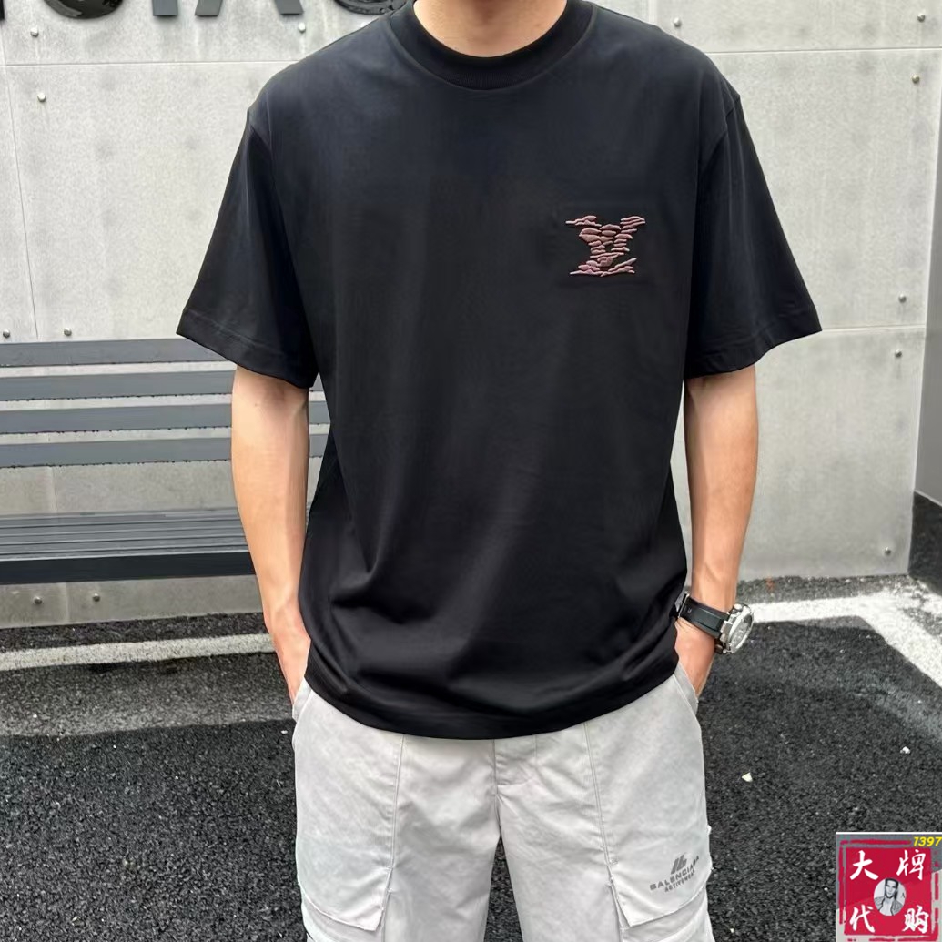 NO:477878,LV Louis Vuitton Fat Brother Gospel XL wears 200 catties top round neck casual short sleeve high-end custom versatile styles that anyone can easily control. Fully customized fabric craftsmanship, the latest logo design of luxury classic brand on the chest, very high-end and high-end people who understand goods must enter!  The style and tailoring are slim styles, which are very exquisite, showing aura and highlighting the exquisiteness of business men. This is the unique feature, the right slim fit, and the upper body effect is very good!  Size XS-XL (counter code is equivalent to M-3XL), louis vuitton,louis vuitton,t-shirt,alexander wang19860909LV 路易威登 胖哥福音XL穿200斤 顶级圆领休闲短袖高级定制百搭款式 任何人都可以轻松驾驭 面料全订制工艺 胸前奢华经典品牌最新logo设计,非常显档次懂货的必须入！版型剪裁属于修身款 非常精致,显气场,又会凸显商务男士的精致,这就是独到之处,恰到好处的修身,上身效果非常赞！尺码XS-XL（专柜码等同M-3XL）,,louis vuitton,louis vuitton,T-shirt,alexander wang,Men's clothing