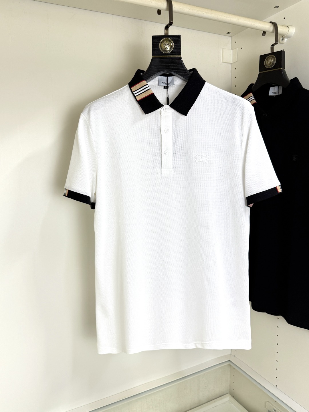 NO:477872,Burberry, Fat Brother Gospel Maximum 4XL Wearable Summer New versatile and fashionable Polo lapel business short sleeves Xinjiang long velvet cotton fabric soft, comfortable and breathable, brand element design concept, reflecting high quality. It feels delicate and soft!  It is casually cut, with a great upper body style!  Code number M-4XL, burberry, burberry, T-shirt, alexander wang19860909Burberry 巴宝莉 胖哥福音最大4XL可穿斤夏款新款百搭时尚Polo翻领商务短袖 新疆长绒棉 面料柔软舒适透气 品牌元素设计理念,体现高品质.手感细腻柔软！呈现休闲裁剪,上身版型超赞！ 码数M-4XL,,burberry,burberry,T-shirt,alexander wang,Men's clothing