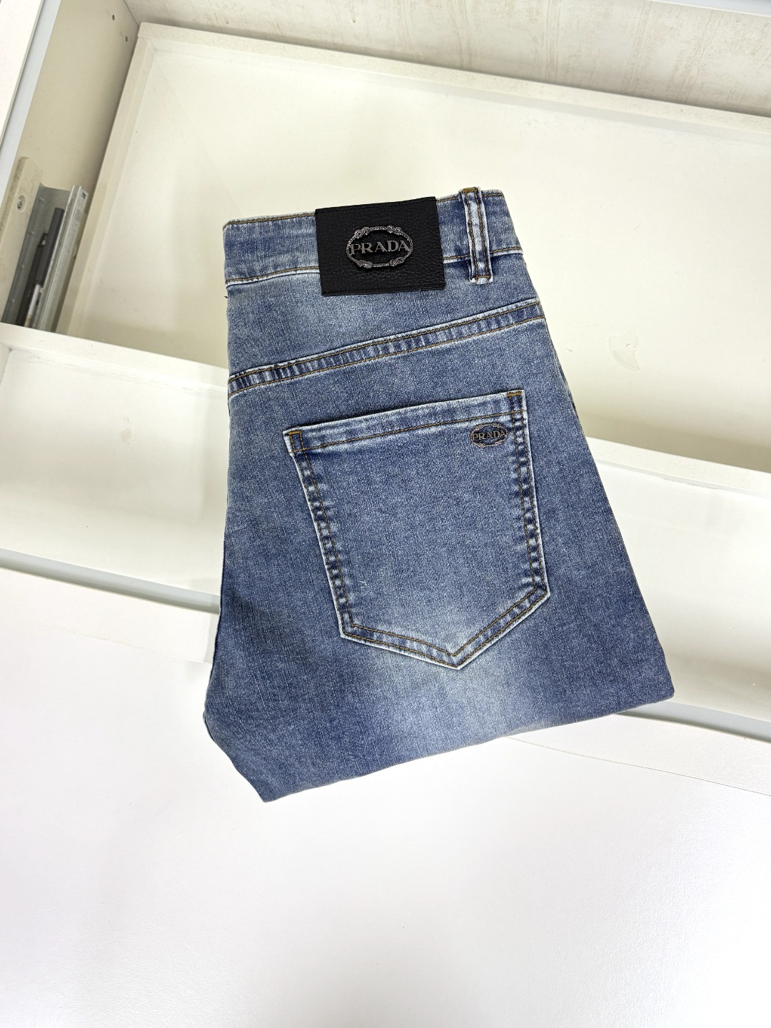 NO:477903,Prada is coming, new styles and new products are available for sale in physical stores. The original jeans in the counter are 1:1 good, suitable for all ages. The highest version of the imported European fabric in the market is comfortable, soft and skin-friendly, with super cool and fashionable and versatile effect, straight and stylish, a must-have for the wardrobe!  Suitable for any occasion Size 29-38, prada, prada, jeans, alexander wang19860909Prada 普拉达 爆款来袭 新款新品 专柜有售 实体店已极品牛仔裤专柜原版1:1好货,适合各个年龄段.市场最高版本的欧洲进口面料.舒适柔软亲肤,上身效果超级棒时尚百搭,笔挺有型,衣橱必备！适合任何场合穿着 尺码29-38,,prada,prada,jeans,alexander wang,Men's clothing