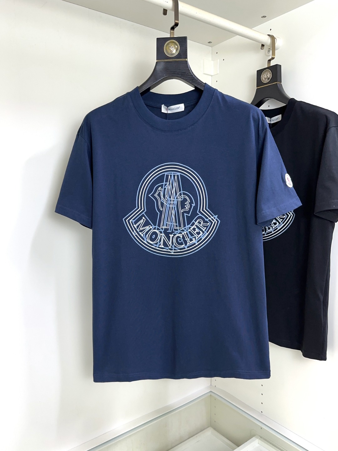 NO:477835,Moncler masked top round neck casual short sleeve high-end custom versatile styles that anyone can easily control. The fabric is fully customized craftsmanship, the latest logo design of the luxurious classic brand on the chest, which is very high-end and must be entered if you understand the goods!  The style and tailoring are slim styles, which are very exquisite, showing aura and highlighting the exquisiteness of business men. This is the unique feature, the right slim fit, and the upper body effect is very good!  Size S-XL can wear 190 catties, Moncler, T-shirt, alexander wang19860909Moncler 蒙口 顶级圆领休闲短袖高级定制百搭款式 任何人都可以轻松驾驭 面料全订制工艺 胸前奢华经典品牌最新logo设计,非常显档次懂货的必须入！版型剪裁属于修身款 非常精致,显气场,又会凸显商务男士的精致,这就是独到之处,恰到好处的修身,上身效果非常赞！尺码S-XL 可穿190斤,,Moncler,T-shirt,alexander wang,Men's clothing