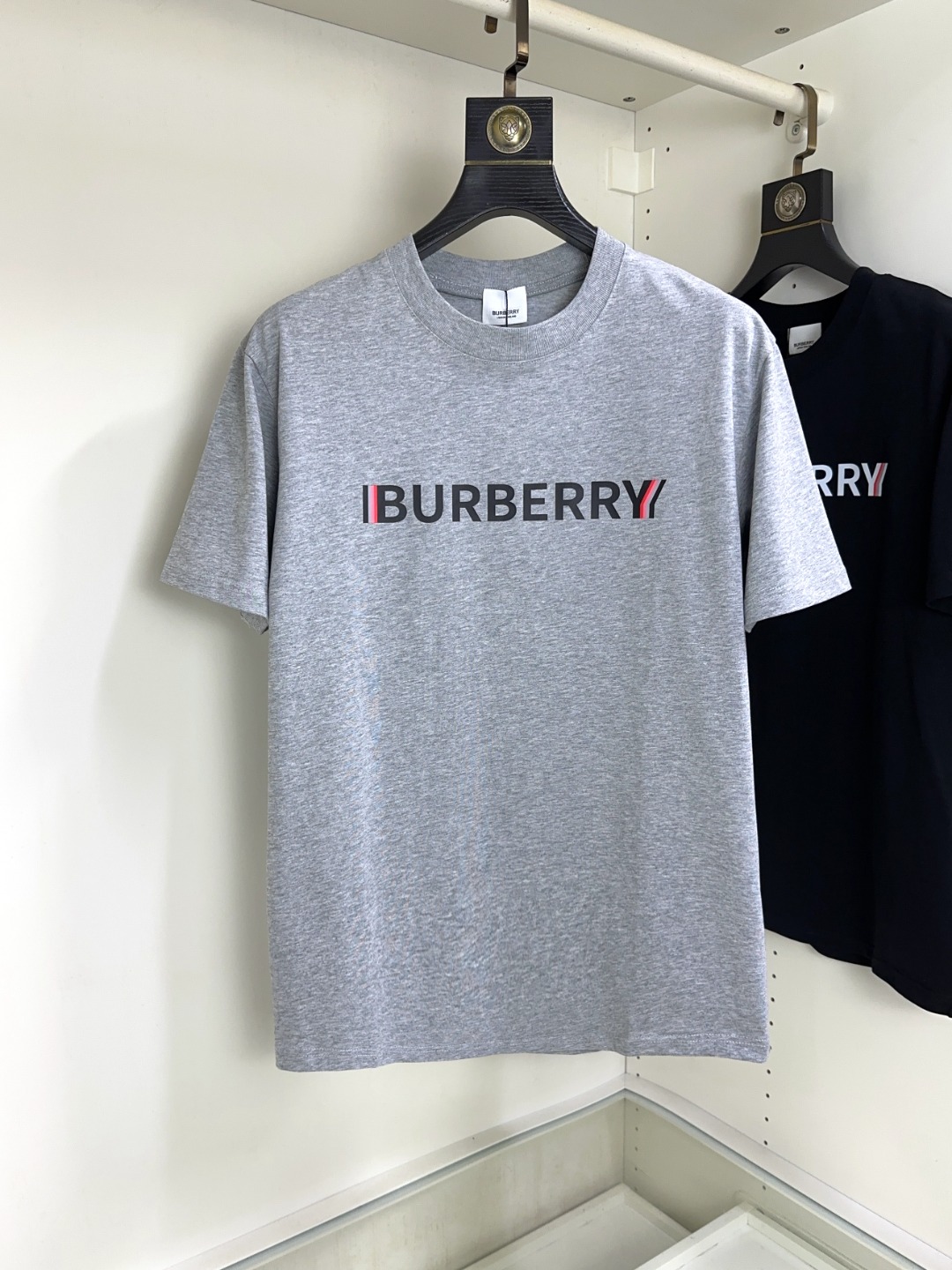 NO:477841,Burberry Top round neck, casual short-sleeved high-end custom versatile style, anyone can easily control it. The fabric is fully customized craftsmanship, the latest logo design of the luxurious classic brand on the chest, which is very high-end and must be entered if you understand the goods!  The style and tailoring are slim styles, which are very exquisite, showing aura and highlighting the exquisiteness of business men. This is the unique feature, the right slim fit, and the upper body effect is very good!  Size S-XL can wear 190 catties, burberry, burberry, T-shirt, alexander wang19860909Burberry 巴宝莉 顶级圆领休闲短袖高级定制百搭款式 任何人都可以轻松驾驭 面料全订制工艺 胸前奢华经典品牌最新logo设计,非常显档次懂货的必须入！版型剪裁属于修身款 非常精致,显气场,又会凸显商务男士的精致,这就是独到之处,恰到好处的修身,上身效果非常赞！尺码S-XL 可穿190斤,,burberry,burberry,T-shirt,alexander wang,Men's clothing