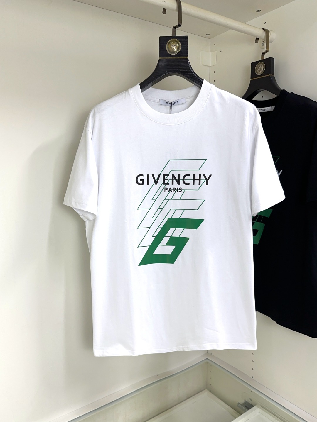 NO:477847,Givenchy Givenchy top round neck casual short sleeve high-end custom versatile styles that anyone can easily control. The fabric is fully customized craftsmanship, the latest logo design of the luxurious classic brand on the chest, which is very high-end and must be entered if you understand the goods!  The style and tailoring are slim styles, which are very exquisite, showing aura and highlighting the exquisiteness of business men. This is the unique feature, just right slim fit, and the upper body effect is very good!  Size S-XL can wear 190 catties, given 190 kg, given , given , given , given , T-shirt , alexander wang19860909Givenchy 纪梵希 顶级圆领休闲短袖高级定制百搭款式 任何人都可以轻松驾驭 面料全订制工艺 胸前奢华经典品牌最新logo设计,非常显档次懂货的必须入！版型剪裁属于修身款 非常精致,显气场,又会凸显商务男士的精致,这就是独到之处,恰到好处的修身,上身效果非常赞！尺码S-XL 可穿190斤,,givenchy,givenchy,T-shirt,alexander wang,Men's clothing