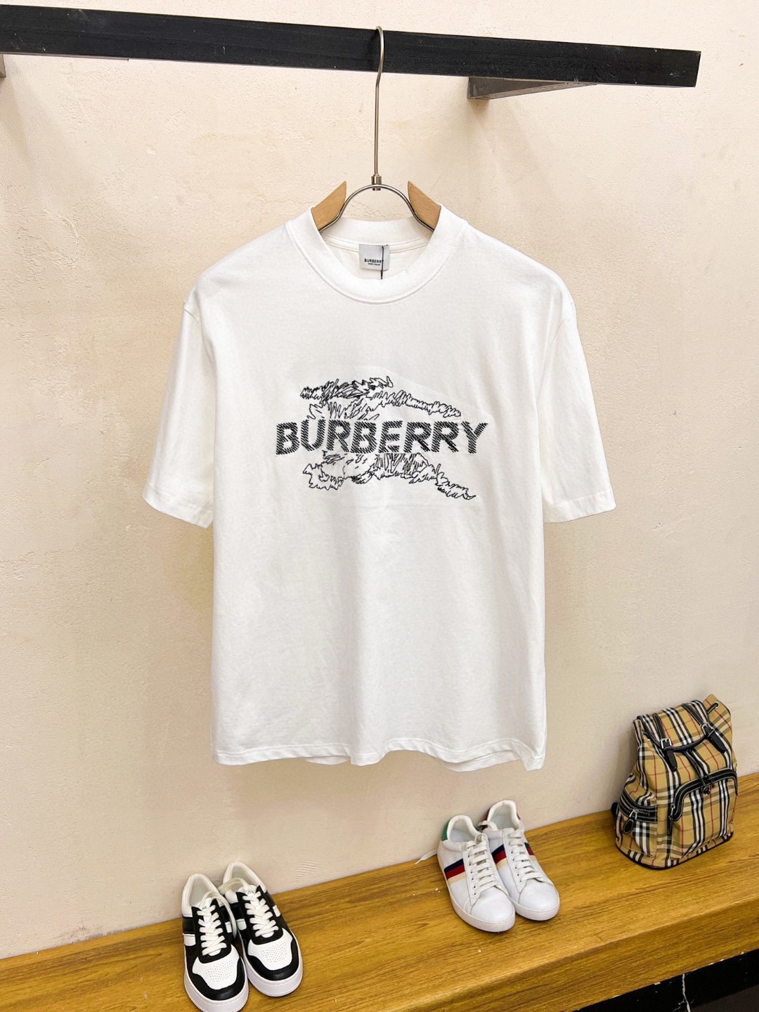 NO:477817,Burberry, Fat Brother's Gospel is the largest XL wearable pound, top-level round neck casual short sleeves, top-level version, high-end custom versatile style, anyone can easily control the fabric, full customization and craftsmanship, the latest logo design of the luxurious classic brand on the chest, very high-end and those who understand goods must enter!  The style and tailoring are slim styles, which are very exquisite, showing aura and highlighting the exquisiteness of business men. This is the unique feature, the right slim fit, and the upper body effect is very good!  Size XS-XL (counter code is equivalent to M-3XL), burberry, burberry, T-shirt, alexander wang19860909Burberry 巴宝莉 胖哥福音最大XL可穿斤 顶级圆领休闲短袖 顶级版本 高级定制百搭款式 任何人都可以轻松驾驭 面料全订制工艺 胸前奢华经典品牌最新logo设计,非常显档次懂货的必须入！版型剪裁属于修身款 非常精致,显气场,又会凸显商务男士的精致,这就是独到之处,恰到好处的修身,上身效果非常赞！尺码XS-XL（专柜码等同M-3XL）,,burberry,burberry,T-shirt,alexander wang,Men's clothing