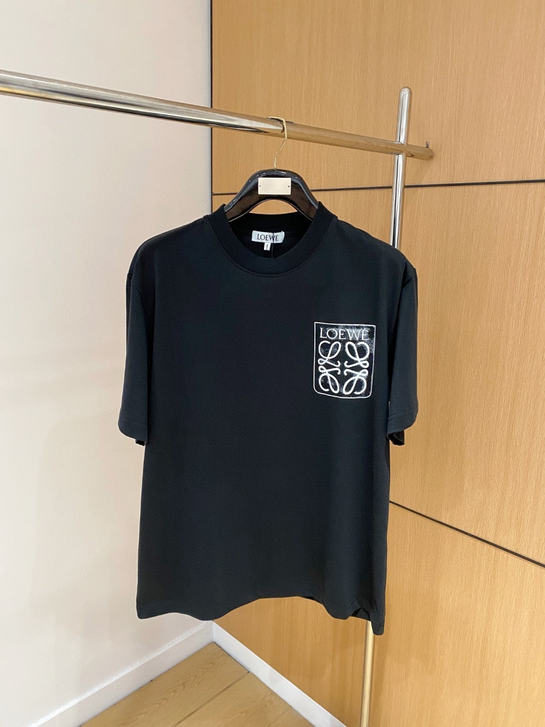 NO:477823,Loewe, Fat Brother Gospel Maximum XL Wearable Top Round Neck Casual Short Sleeve Top Version, High-end Customized and Versatile Styles, Anyone can easily control the fabric, full customization and craftsmanship, the latest logo design of the luxurious classic brand on the chest, which is very high-end and must be entered if you understand the goods!  The style and tailoring are slim styles, which are very exquisite, showing aura and highlighting the exquisiteness of business men. This is the unique feature, the right slim fit, and the upper body effect is very good!  Size XS-XL (counter code is equivalent to M-3XL), loewe,loewe,T-shirt,alexander wang19860909Loewe 罗意威 胖哥福音最大XL可穿斤 顶级圆领休闲短袖 顶级版本 高级定制百搭款式 任何人都可以轻松驾驭 面料全订制工艺 胸前奢华经典品牌最新logo设计,非常显档次懂货的必须入！版型剪裁属于修身款 非常精致,显气场,又会凸显商务男士的精致,这就是独到之处,恰到好处的修身,上身效果非常赞！尺码XS-XL（专柜码等同M-3XL）,,loewe,loewe,T-shirt,alexander wang,Men's clothing