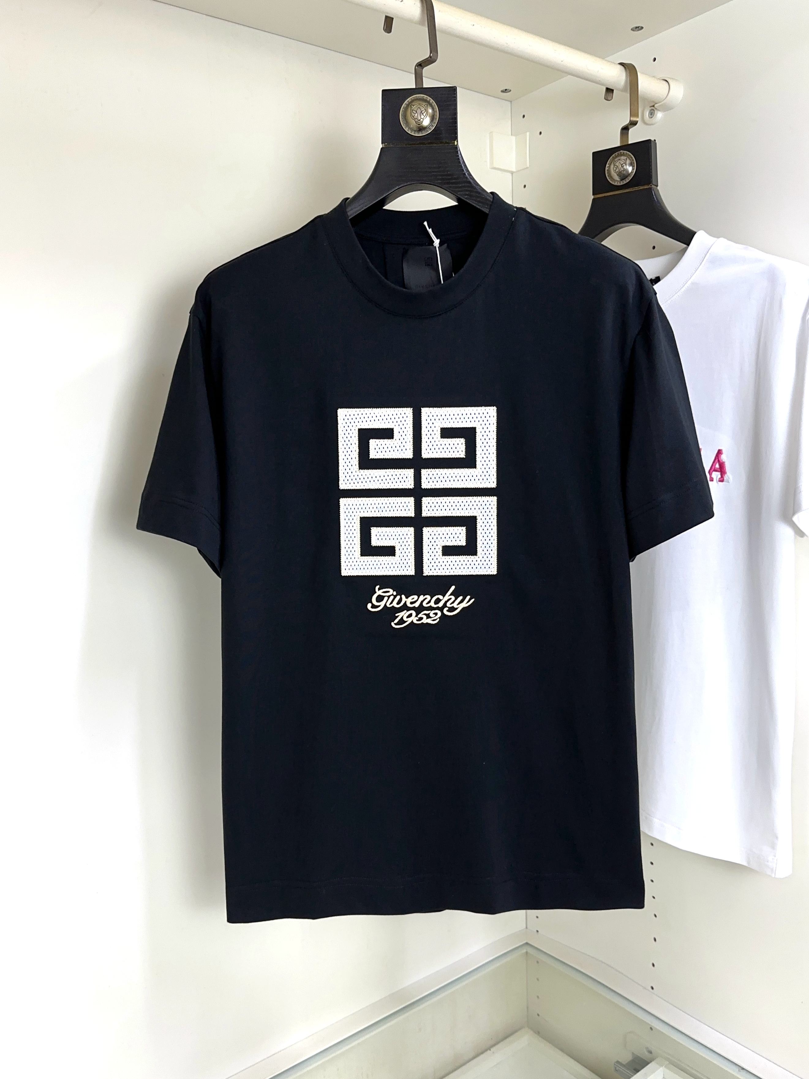 NO:481374,Givenchy Givenchy Fat Brother Gospel Maximum XL can wear 200 kilograms high-end version, top round neck casual short-sleeved high-end custom versatile style, anyone can easily control it, full custom fabric craftsmanship, the latest logo design of the luxurious classic brand on the chest, very high-end, those who understand goods must enter!  The style and tailoring are slim styles, which are very exquisite, showing aura and highlighting the exquisiteness of business men. This is the unique feature, the right slim fit, and the upper body effect is very good!  Size XS-XL (counter code is equivalent to M-3XL), given , given , given , given , T-shirt, alexander wang19860909Givenchy 纪梵希 胖哥福音最大XL可穿200斤高版本 顶级圆领休闲短袖高级定制百搭款式 任何人都可以轻松驾驭 面料全订制工艺 胸前奢华经典品牌最新logo设计,非常显档次懂货的必须入！版型剪裁属于修身款 非常精致,显气场,又会凸显商务男士的精致,这就是独到之处,恰到好处的修身,上身效果非常赞！尺码XS-XL（专柜码等同M-3XL）,,givenchy,givenchy,T-shirt,alexander wang,Men's clothing