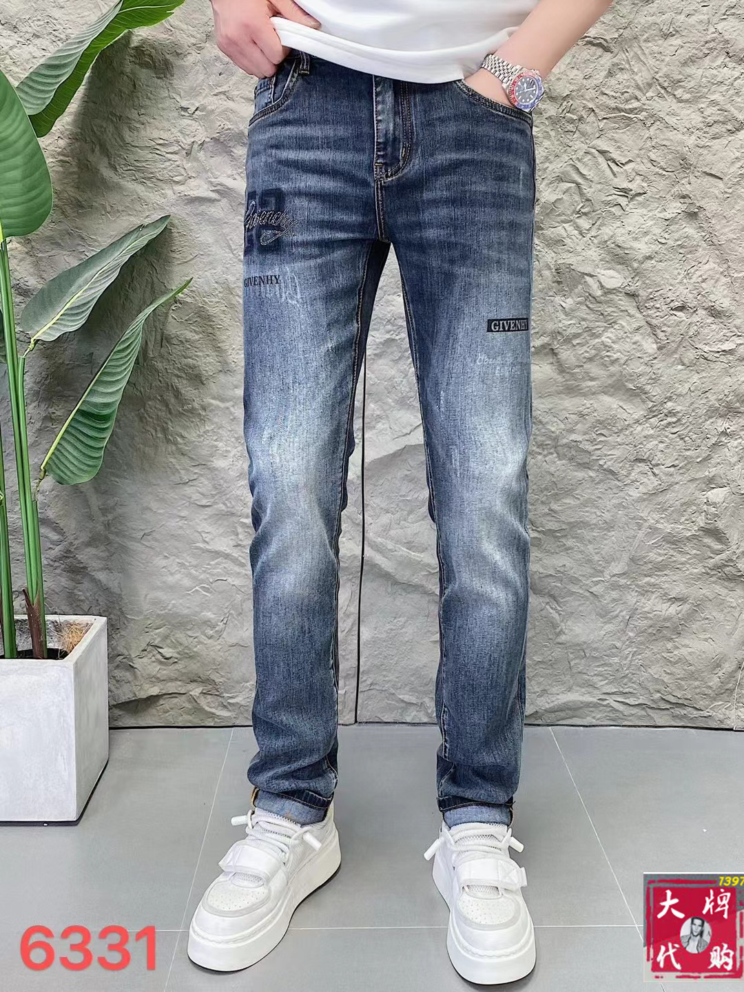 NO:481354,Givenchy Men's jeans original original cloth original wash water!  Imported original wash elastic fabrics, complex handicrafts superimposed, any wash process will become a completely different color effect after a few more seconds, so it is more precious, especially long-lasting and odor-resistant... Use the best tannin elastic texture, genuine leather leather cards, high-quality metal accessories... to create a unique and original jeans style!  Original hardware accessories, super positive style, comfortable and breathable, extremely high grade, counter quality, and handsome upper body. Number of codes 29-38, given , given , given , jeans, alexander wang19860909Givenchy 纪梵希 男士牛仔裤原厂原布原洗水！进口原版水洗弹力面料,复杂的手工艺叠加,任何一个洗水环节多停留几秒都会变成完全不一样的颜色效果,所以越加珍贵,特别持久、耐味…… 选用上乘的丹宁弹力质感,真皮皮牌、高定的金属辅料……打造出独特及原创的牛仔裤款型！原版五金辅料,版型超正,舒适透气,档次极高,专柜品质,上身帅气十足. 码数29-38,,givenchy,givenchy,jeans,alexander wang,Men's clothing