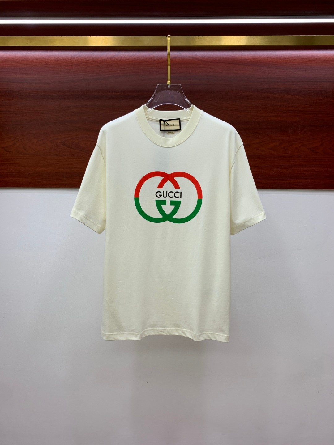 NO:481385,Gucci Fat Brother Gospel XL wears 200 pounds, top-quality round neck, casual short-sleeved high-end custom versatile style, anyone can easily control it, full-customized fabric craftsmanship, the latest logo design of luxury classic brand on the chest, very high-end, those who understand goods must enter!  The style and tailoring are slim styles, which are very exquisite, showing aura and highlighting the exquisiteness of business men. This is the unique feature, the right slim fit, and the upper body effect is very good!  Size XS-XL (counter code is equivalent to M-3XL), gucci, T-shirt, alexander wang19860909Gucci 古奇 胖哥福音XL穿200斤 顶级圆领休闲短袖高级定制百搭款式 任何人都可以轻松驾驭 面料全订制工艺 胸前奢华经典品牌最新logo设计,非常显档次懂货的必须入！版型剪裁属于修身款 非常精致,显气场,又会凸显商务男士的精致,这就是独到之处,恰到好处的修身,上身效果非常赞！尺码XS-XL（专柜码等同M-3XL）,,gucci,T-shirt,alexander wang,Men's clothing