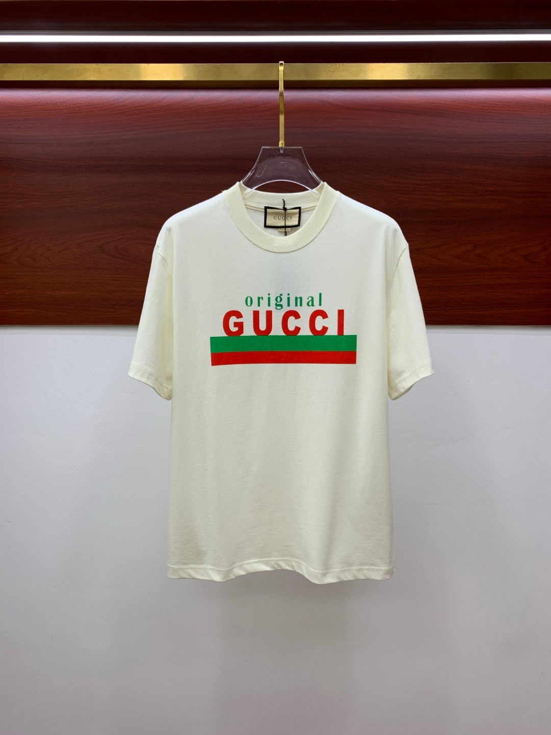 NO:481370,Gucci Fat Brother Gospel XL wears 200 pounds, top-quality round neck, casual short-sleeved high-end custom versatile style, anyone can easily control it, full-customized fabric craftsmanship, the latest logo design of luxury classic brand on the chest, very high-end, those who understand goods must enter!  The style and tailoring are slim styles, which are very exquisite, showing aura and highlighting the exquisiteness of business men. This is the unique feature, the right slim fit, and the upper body effect is very good!  Size XS-XL (counter code is equivalent to M-3XL), gucci, T-shirt, alexander wang19860909Gucci 古奇 胖哥福音XL穿200斤 顶级圆领休闲短袖高级定制百搭款式 任何人都可以轻松驾驭 面料全订制工艺 胸前奢华经典品牌最新logo设计,非常显档次懂货的必须入！版型剪裁属于修身款 非常精致,显气场,又会凸显商务男士的精致,这就是独到之处,恰到好处的修身,上身效果非常赞！尺码XS-XL（专柜码等同M-3XL）,,gucci,T-shirt,alexander wang,Men's clothing