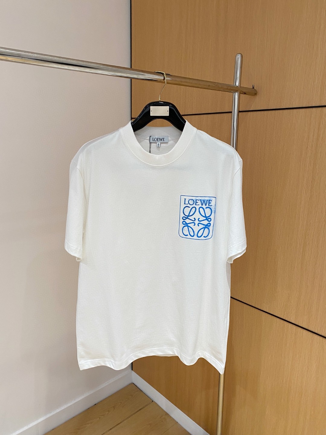 NO:481378,Loewe Loewe Fat Brother Gospel XL wears 200 pounds, top-quality round neck, casual short-sleeved high-end custom versatile style, anyone can easily control it, full-customized fabric craftsmanship, the latest logo design of the luxurious classic brand on the chest, very high-end, those who understand goods must enter!  The style and tailoring are slim styles, which are very exquisite, showing aura and highlighting the exquisiteness of business men. This is the unique feature, the right slim fit, and the upper body effect is very good!  Size XS-XL (counter code is equivalent to M-3XL), loewe,loewe,T-shirt,alexander wang19860909Loewe 罗意威 胖哥福音XL穿200斤 顶级圆领休闲短袖高级定制百搭款式 任何人都可以轻松驾驭 面料全订制工艺 胸前奢华经典品牌最新logo设计,非常显档次懂货的必须入！版型剪裁属于修身款 非常精致,显气场,又会凸显商务男士的精致,这就是独到之处,恰到好处的修身,上身效果非常赞！尺码XS-XL（专柜码等同M-3XL）,,loewe,loewe,T-shirt,alexander wang,Men's clothing