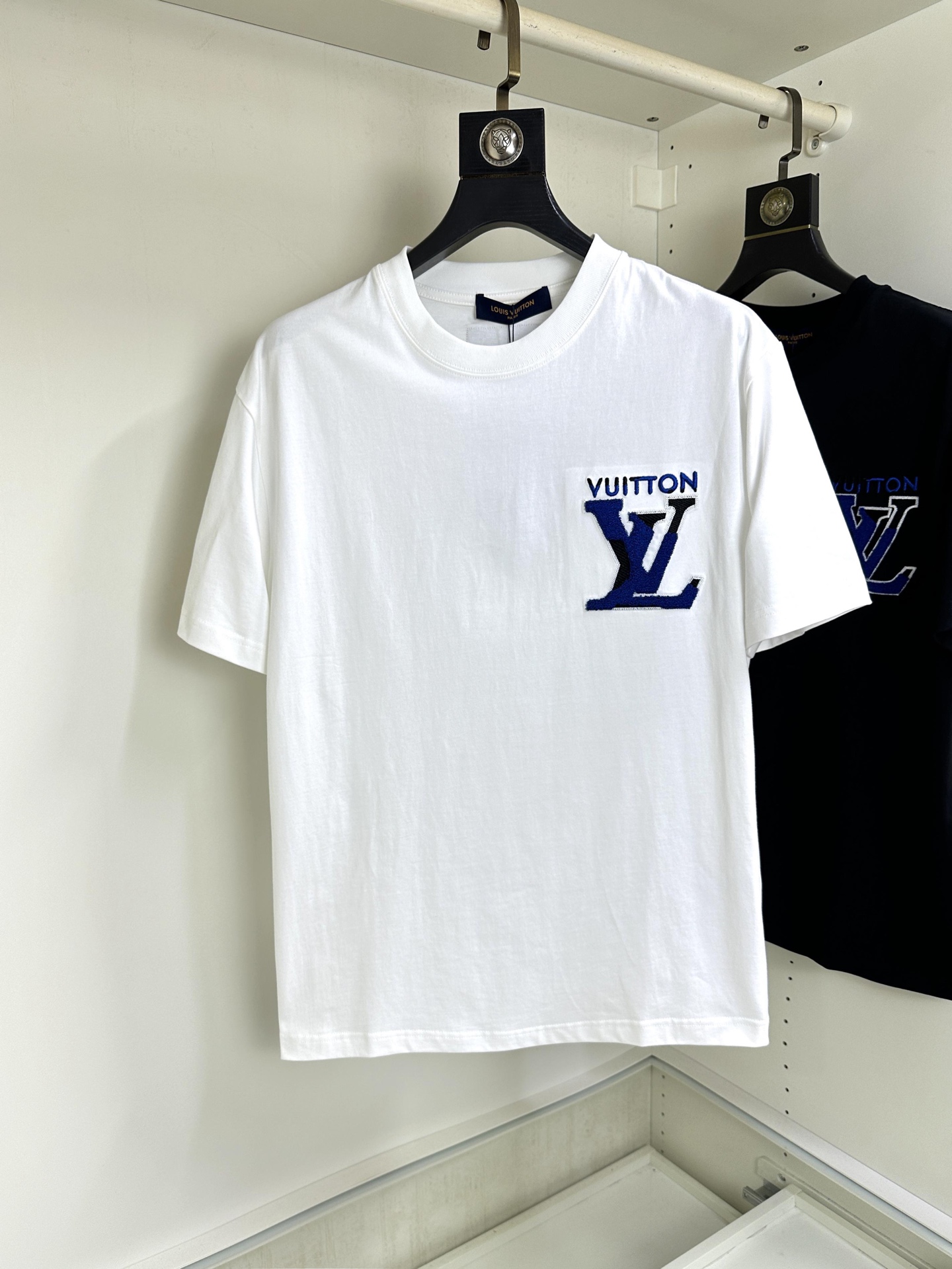 NO:518053,LV Louis Vuitton, Fat Brother Gospel Max XL can wear 200 pounds, top-level round neck casual short sleeves, top-level version, high-end custom versatile style, anyone can easily control the fabric, full customization and craftsmanship, the latest logo design of the luxurious classic brand on the chest, very high-end and those who understand goods must enter!  The style and tailoring are slim styles, which are very exquisite, showing aura and highlighting the exquisiteness of business men. This is the unique feature, just right slim fit, and the upper body effect is very good!  Size XS-XL, louis vuitton,louis vuitton,t-shirt,alexander wang19860909LV路易威登 胖哥福音最大XL可穿200斤 顶级圆领休闲短袖 顶级版本 高级定制百搭款式 任何人都可以轻松驾驭 面料全订制工艺 胸前奢华经典品牌最新logo设计,非常显档次懂货的必须入！版型剪裁属于修身款 非常精致,显气场,又会凸显商务男士的精致,这就是独到之处,恰到好处的修身,上身效果非常赞！尺码XS-XL,,louis vuitton,louis vuitton,T-shirt,alexander wang,Men's clothing