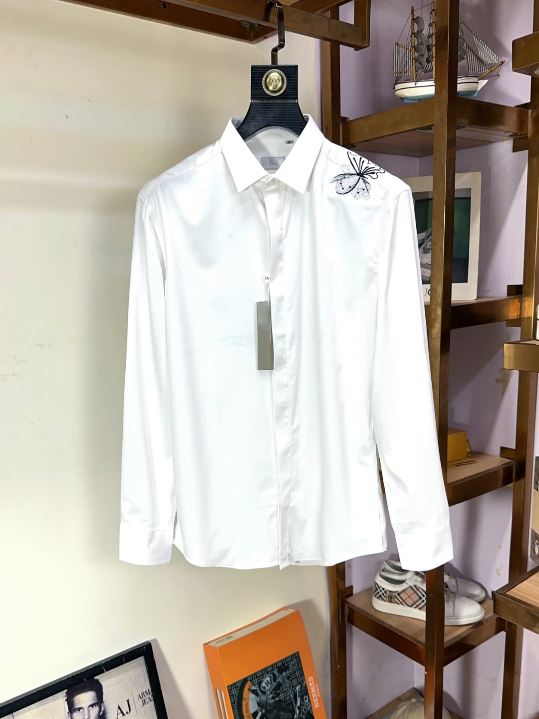 NO:497765,DIOR Top-grade business original single long-sleeved shirt high-end custom versatile styles, anyone can easily control it. Fully customized fabric craftsmanship, the latest logo design of luxury classic brand on the chest, which is very high-end and must be entered if you understand the goods!  The style and tailoring are slim styles, which are very exquisite, showing aura and highlighting the exquisiteness of business men. This is the unique feature, the right slim fit, and the upper body effect is very good!  Size M-3XL (maximum wear to 190 catties), dior, dior, shirts, alexander wang19860909DIOR 迪奥 顶级商务原单长袖衬衫高级定制百搭款式 任何人都可以轻松驾驭 面料全订制工艺 胸前奢华经典品牌最新logo设计,非常显档次懂货的必须入！版型剪裁属于修身款 非常精致,显气场,又会凸显商务男士的精致,这就是独到之处,恰到好处的修身,上身效果非常赞！尺码M-3XL（最大穿到190斤）,,dior,dior,shirts,alexander wang,Men's clothing