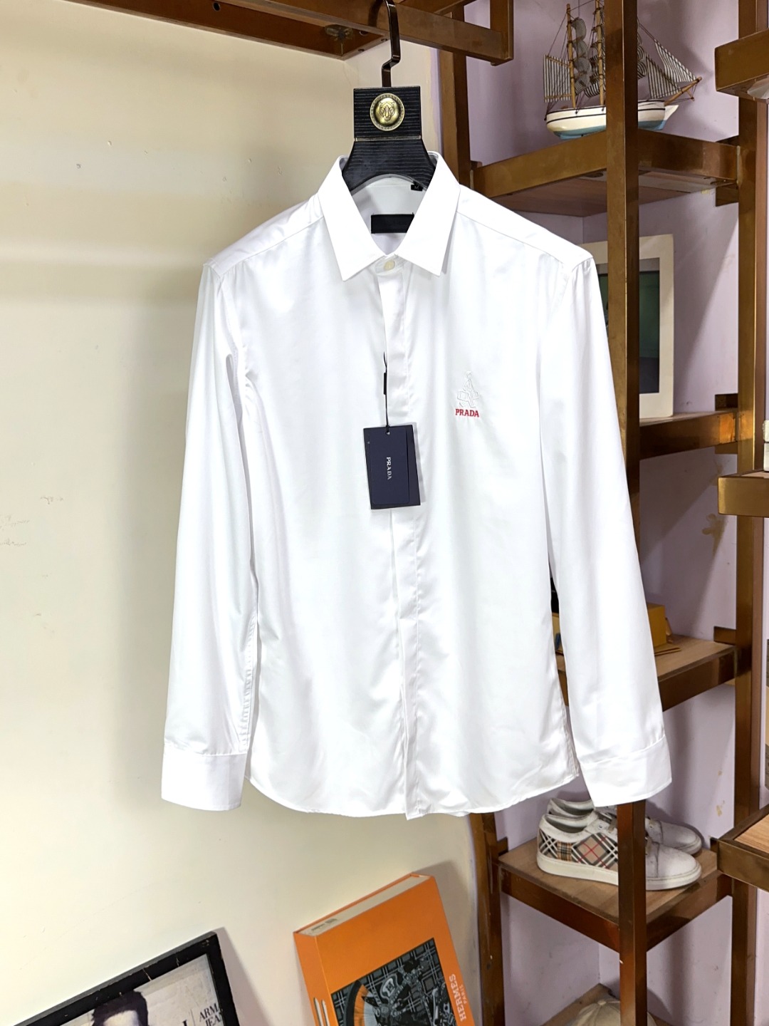 NO:497774,Prada Top-grade business original single long-sleeved shirt high-end custom versatile styles, anyone can easily control it. Fully customized fabric craftsmanship, the latest logo design of luxury classic brand on the chest, which is very high-end and must be entered if you understand the goods!  The style and tailoring are slim styles, which are very exquisite, showing aura and highlighting the exquisiteness of business men. This is the unique feature, just right slim fit, and the upper body effect is very good!  Size M-3XL (maximum wear to 190 catties), prada, prada, shirts, alexander wang19860909Prada 普拉达 顶级商务原单长袖衬衫高级定制百搭款式 任何人都可以轻松驾驭 面料全订制工艺 胸前奢华经典品牌最新logo设计,非常显档次懂货的必须入！版型剪裁属于修身款 非常精致,显气场,又会凸显商务男士的精致,这就是独到之处,恰到好处的修身,上身效果非常赞！尺码M-3XL（最大穿到190斤）,,prada,prada,shirts,alexander wang,Men's clothing