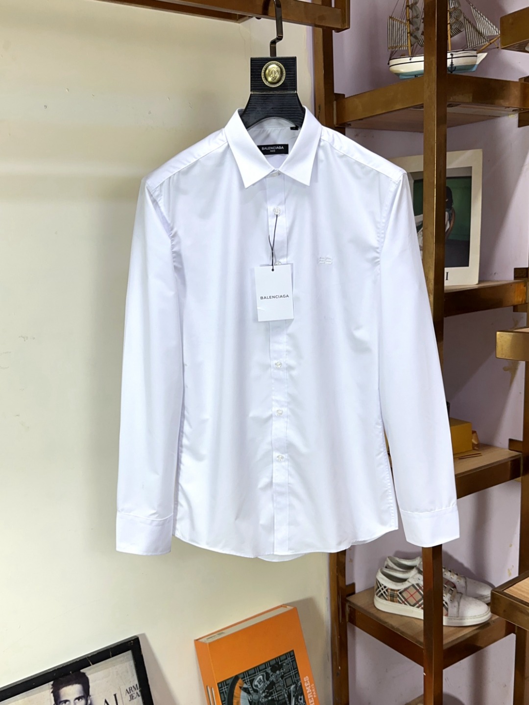 NO:497743,Balenciaga Top-grade business original single long-sleeved shirt high-end custom versatile styles, anyone can easily control it. Fully customized fabric craftsmanship, the latest logo design of luxury classic brand on the chest, which is very high-end and must be entered if you understand the goods!  The style and tailoring are slim styles, which are very exquisite, showing aura and highlighting the exquisiteness of business men. This is the unique feature, just right slim fit, and the upper body effect is very good!  Size M-3XL (maximum wear to 190 catties), balenciaga, balenciaga, shirts, alexander wang19860909Balenciaga 巴黎世家 顶级商务原单长袖衬衫高级定制百搭款式 任何人都可以轻松驾驭 面料全订制工艺 胸前奢华经典品牌最新logo设计,非常显档次懂货的必须入！版型剪裁属于修身款 非常精致,显气场,又会凸显商务男士的精致,这就是独到之处,恰到好处的修身,上身效果非常赞！尺码M-3XL（最大穿到190斤）,,balenciaga,balenciaga,shirts,alexander wang,Men's clothing