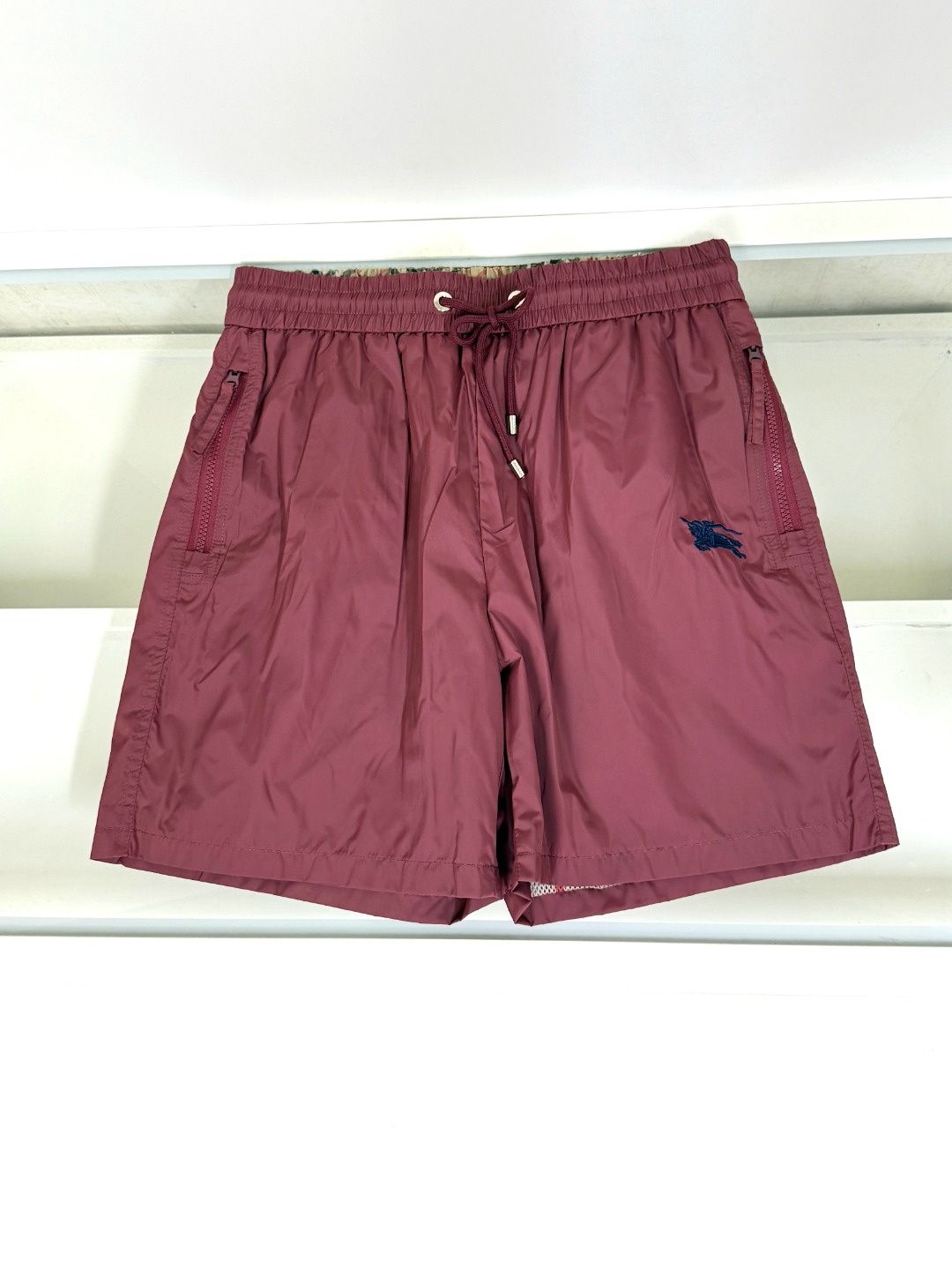 NO:497755,Burberry Burberry The latest style of the counter, elastic strap casual sports shorts, made of counter fabric, soft touch, thin and breathable. The counter is now sold solid color, one to one original details, impeccable workmanship, super handsome, perfect details, the upper body effect is so good. Number of codes M-3XL,,burberry,burberry, shorts,alexander wang19860909Burberry 巴宝莉 专柜最新款 松紧带休闲运动短裤 专柜面料打造 手感柔软 轻薄透气 专柜现在售 纯色 一比一原版细节 做工无可挑剔 上身有型超帅气 细节完美 上身效果就是这么好看哈 码数M-3XL,,burberry,burberry,shorts,alexander wang,Men's clothing