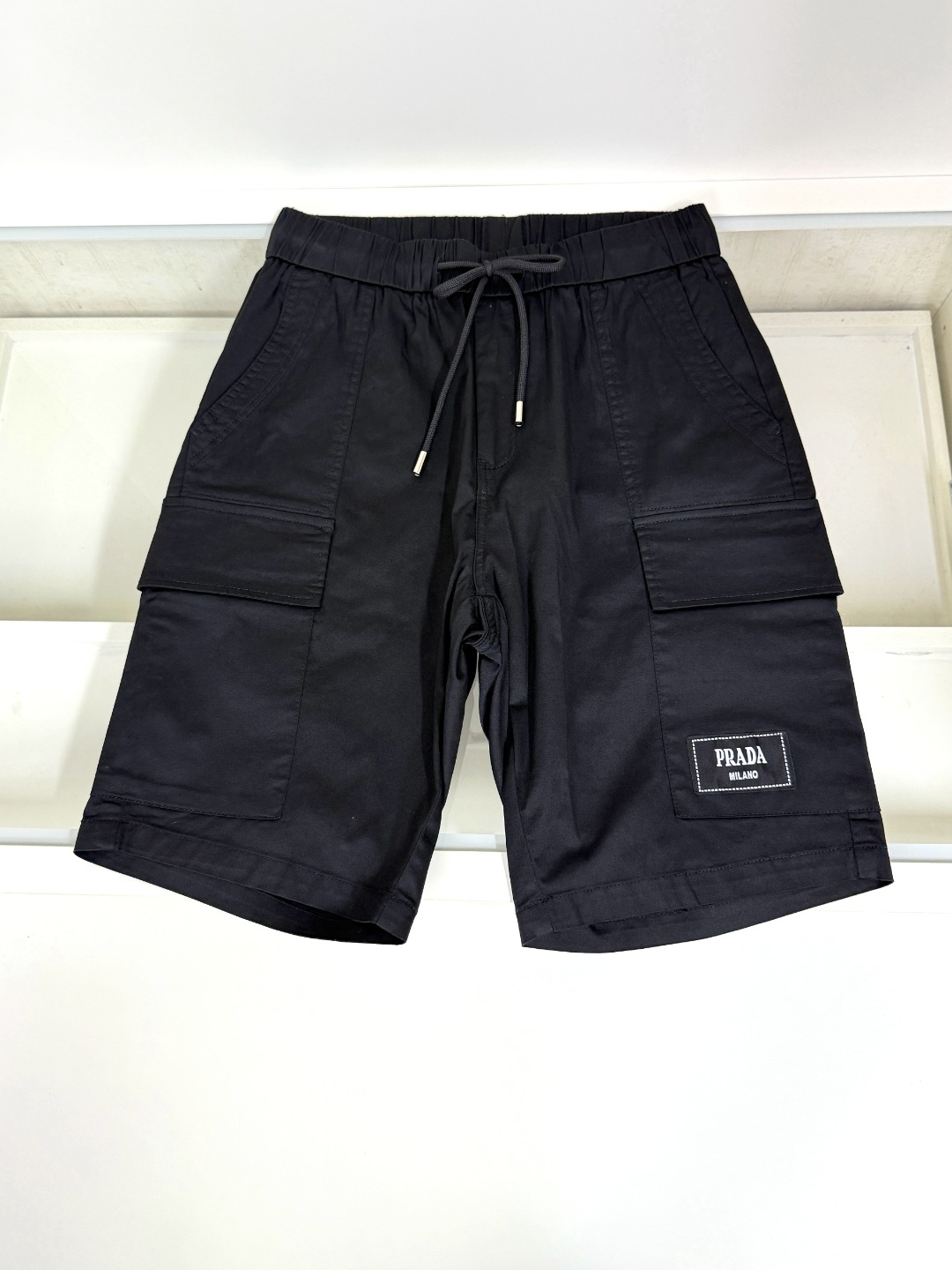 NO:497759,Prada The latest style of the counter, elastic strap casual sports shorts, made of counter fabric, soft touch, thin and breathable, the counter is now sold solid color, one to one original details, impeccable workmanship, super handsome, perfect details, the upper body effect is so good, S-XXL,,prada,prada, shorts,alexander wang19860909Prada 普拉达 专柜最新款 松紧带休闲运动短裤 专柜面料打造 手感柔软 轻薄透气 专柜现在售 纯色 一比一原版细节 做工无可挑剔 上身有型超帅气 细节完美 上身效果就是这么好看哈 码数S-XXL,,prada,prada,shorts,alexander wang,Men's clothing