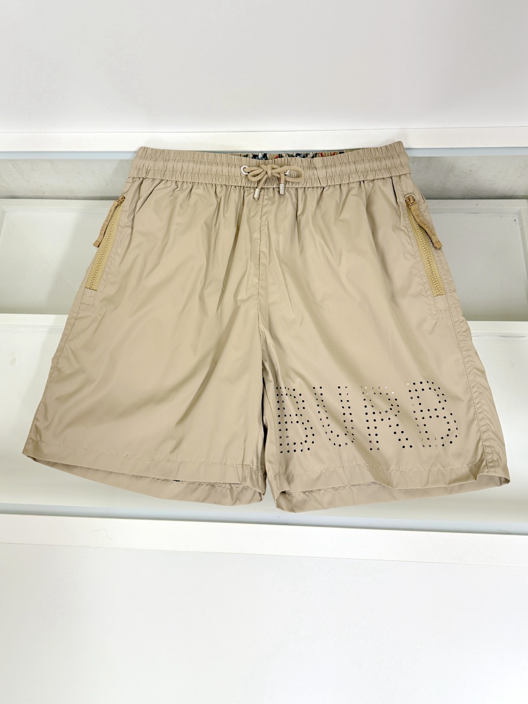 NO:497763,Burberry Burberry The latest style of the counter, elastic strap casual sports shorts, made of counter fabric, soft touch, thin and breathable. The counter is now sold solid color, one to one original details, impeccable workmanship, super handsome, perfect details, the upper body effect is so good. Number of codes M-3XL,,burberry,burberry, shorts,alexander wang19860909Burberry 巴宝莉 专柜最新款 松紧带休闲运动短裤 专柜面料打造 手感柔软 轻薄透气 专柜现在售 纯色 一比一原版细节 做工无可挑剔 上身有型超帅气 细节完美 上身效果就是这么好看哈 码数M-3XL,,burberry,burberry,shorts,alexander wang,Men's clothing