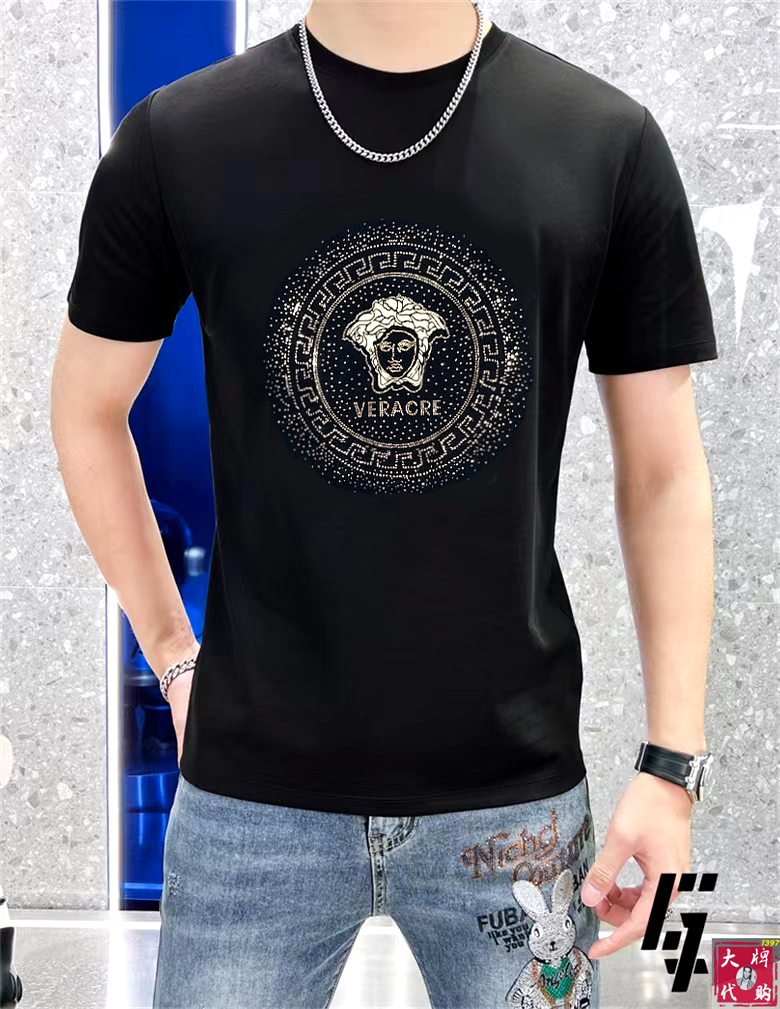 NO:494698,Versace Fat Brother Gospel Max 4XL can wear 200 catties top-level round neck casual short sleeve high-end custom versatile style. Anyone can easily control it. The fabric is fully customized craftsmanship. The latest logo design of the luxurious classic brand on the chest is very high-end. Those who understand goods must enter!  The style and tailoring are slim styles, which are very exquisite, showing aura and highlighting the exquisiteness of business men. This is the unique feature, the right slim fit, and the upper body effect is very good!  Size M-4XL, versace, versace, T-shirt, alexander wang19860909Versace 范思哲 胖哥福音最大4XL可穿200斤顶级圆领休闲短袖高级定制百搭款式 任何人都可以轻松驾驭 面料全订制工艺 胸前奢华经典品牌最新logo设计,非常显档次懂货的必须入！版型剪裁属于修身款 非常精致,显气场,又会凸显商务男士的精致,这就是独到之处,恰到好处的修身,上身效果非常赞！尺码M-4XL,,versace,versace,T-shirt,alexander wang,Men's clothing